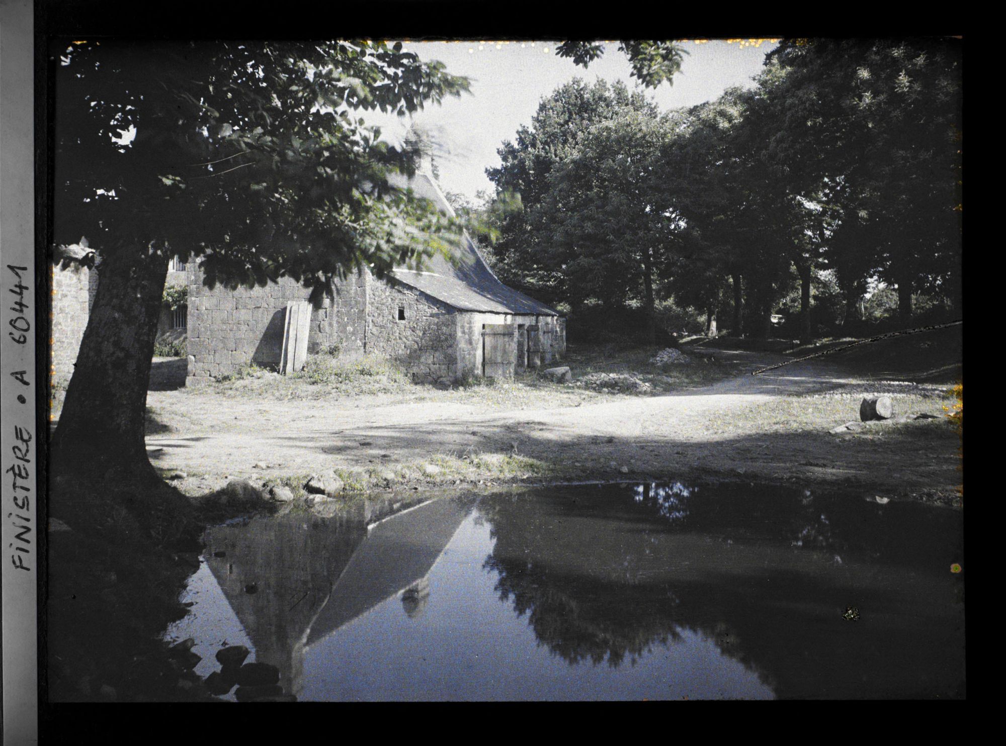 Image représentant Un bâtiment près d'une mare