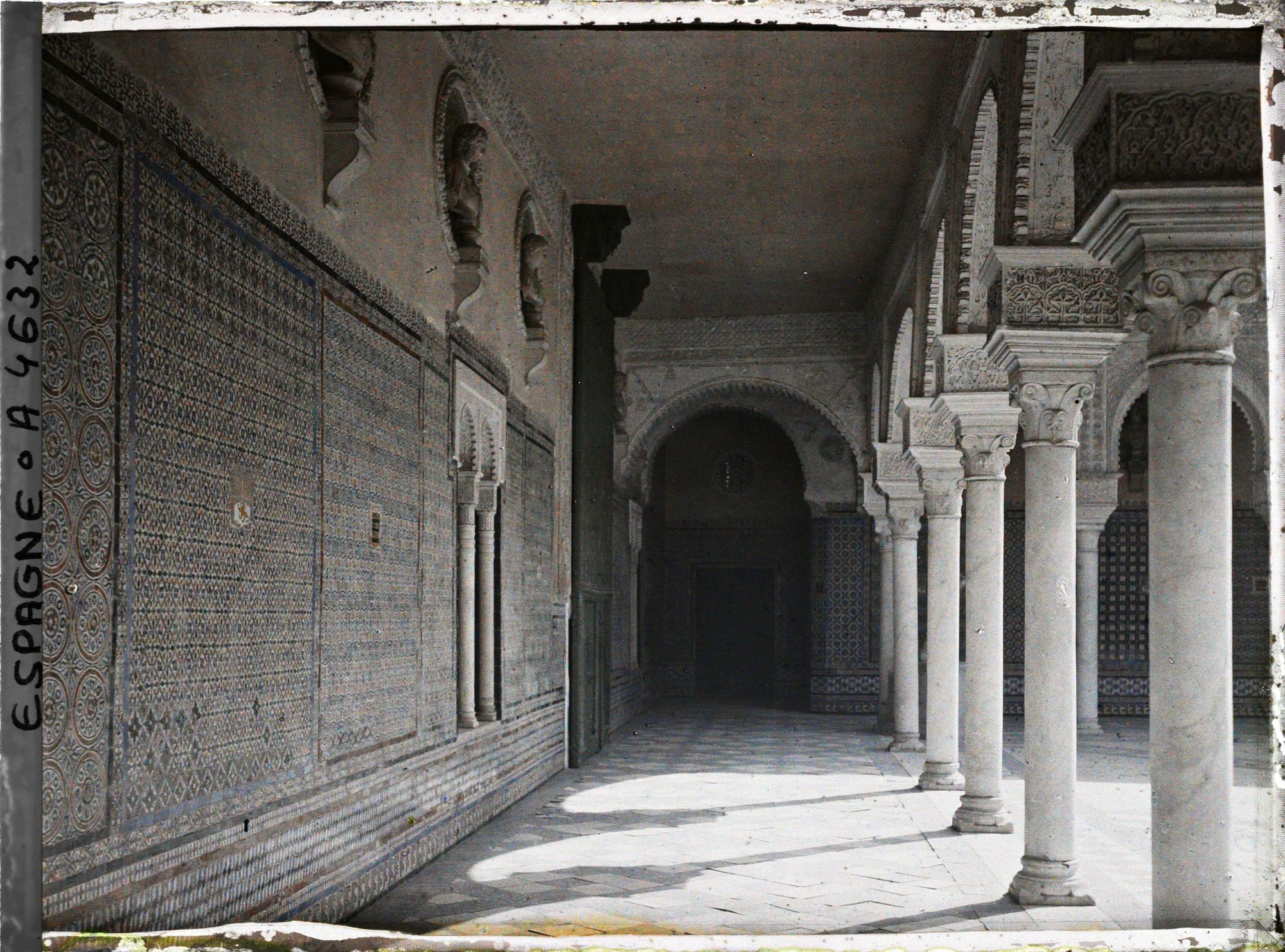 Image représentant Espagne, Séville, Une galerie (Patio de la Mon de Pilatos)