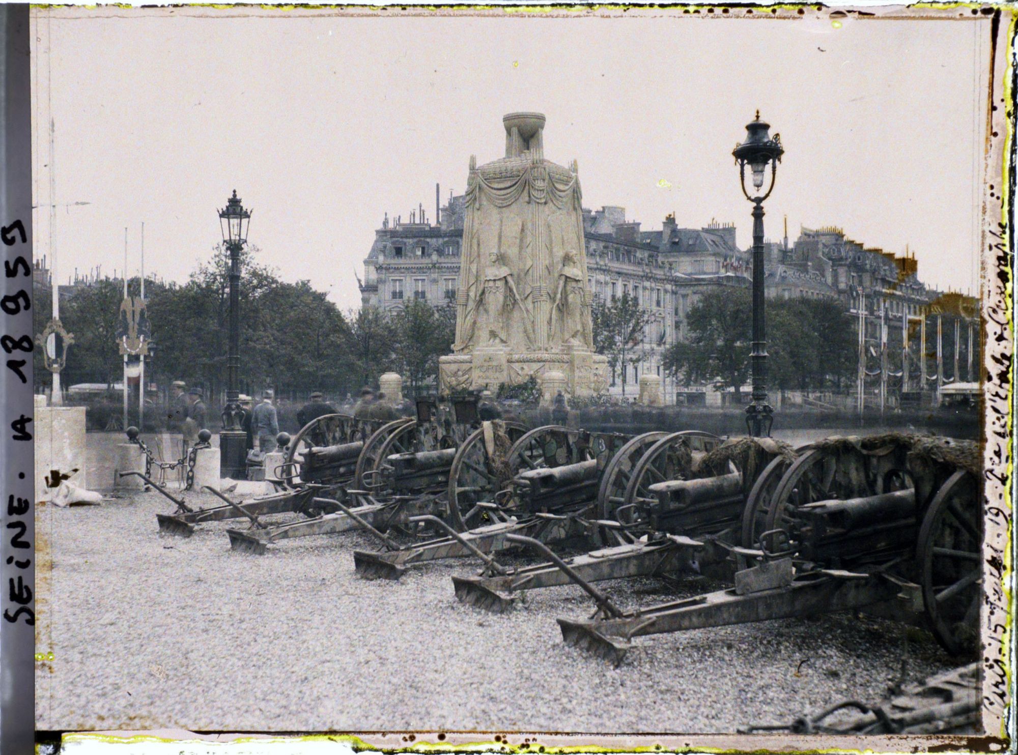 Image représentant Le Cénotaphe en hommage aux morts pour la patrie et les canons exposés pour les fêtes de la Victoire des 13 et 14 juillet place de l'Etoile