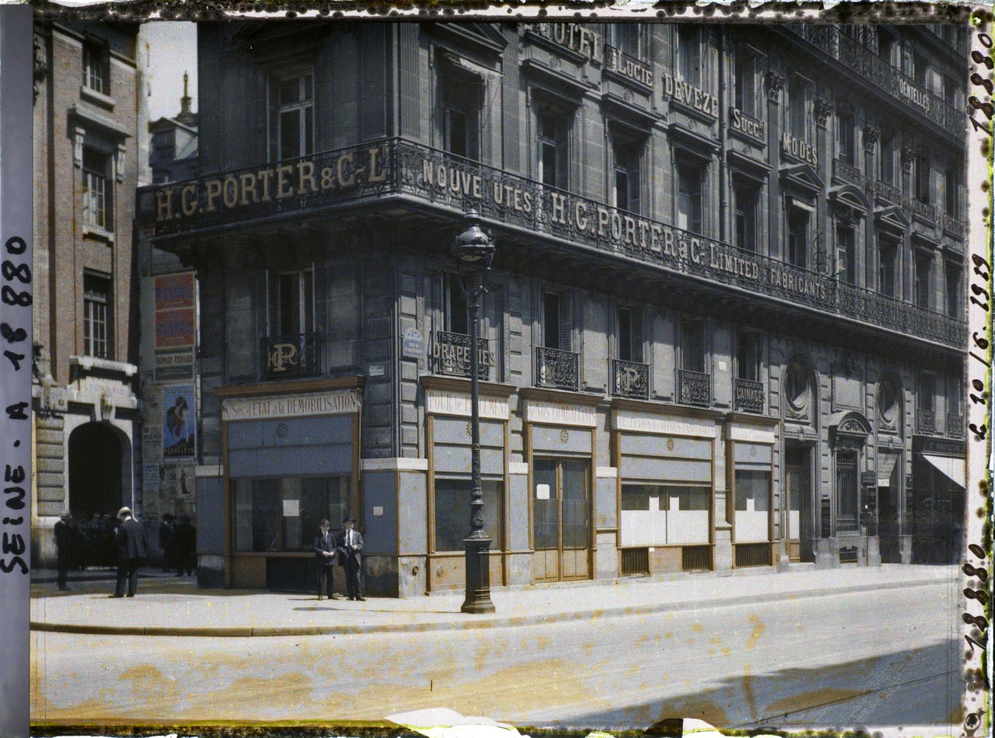 Image représentant Le Sous-secrétariat d'Etat à la démobilisation, à l'angle de la rue Menars et de la rue du Quatre-Septembre