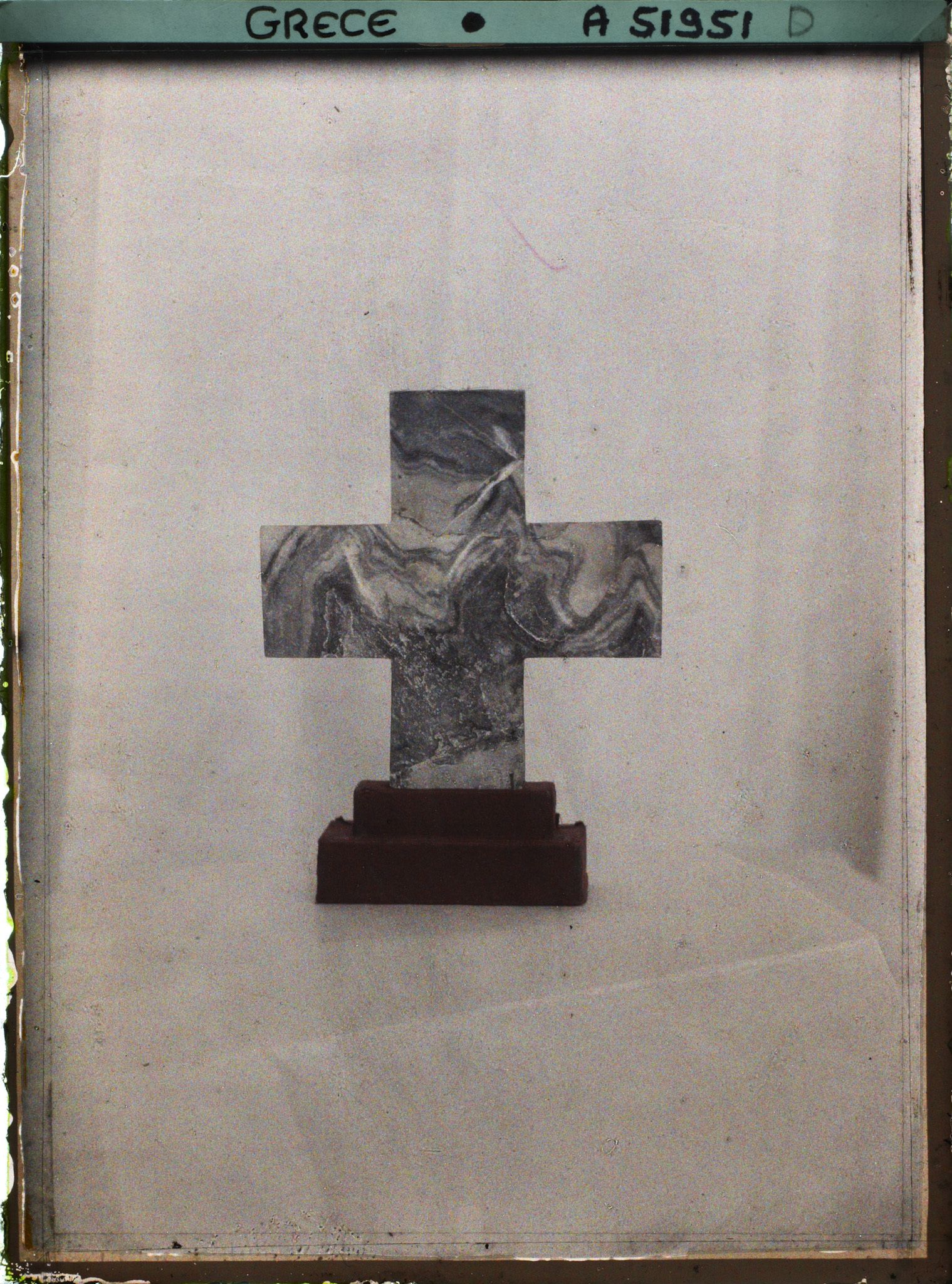 Image représentant Musée archéologique - Croix en marbre (décoration de coffret) provenant de Cnossos