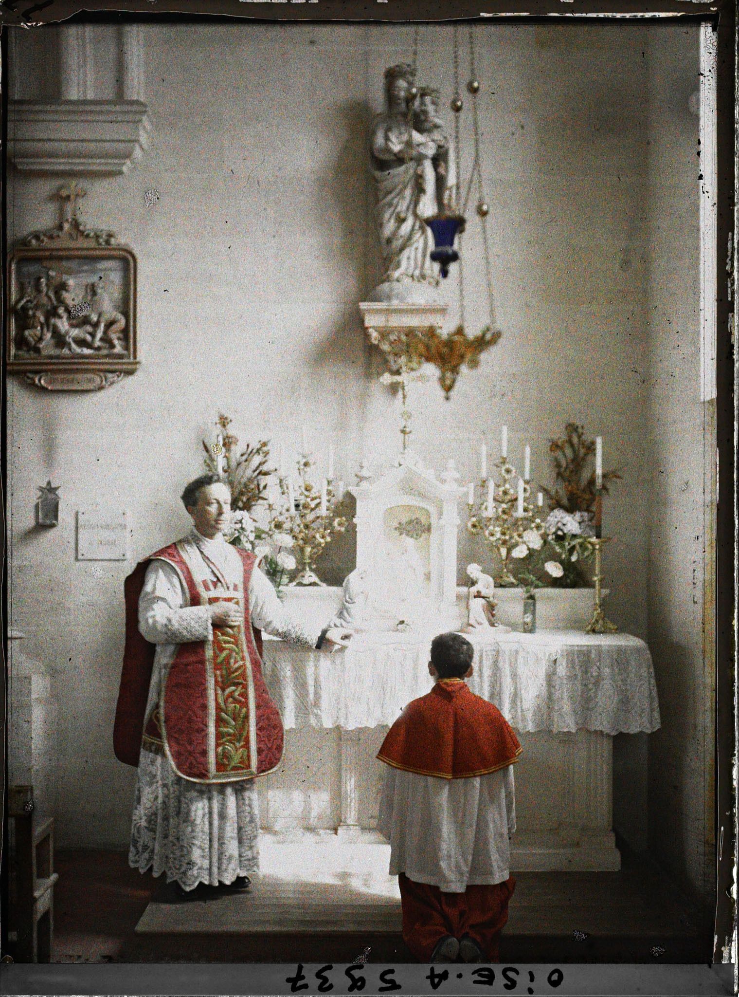 Image représentant Le curé de Chevincourt à l'autel