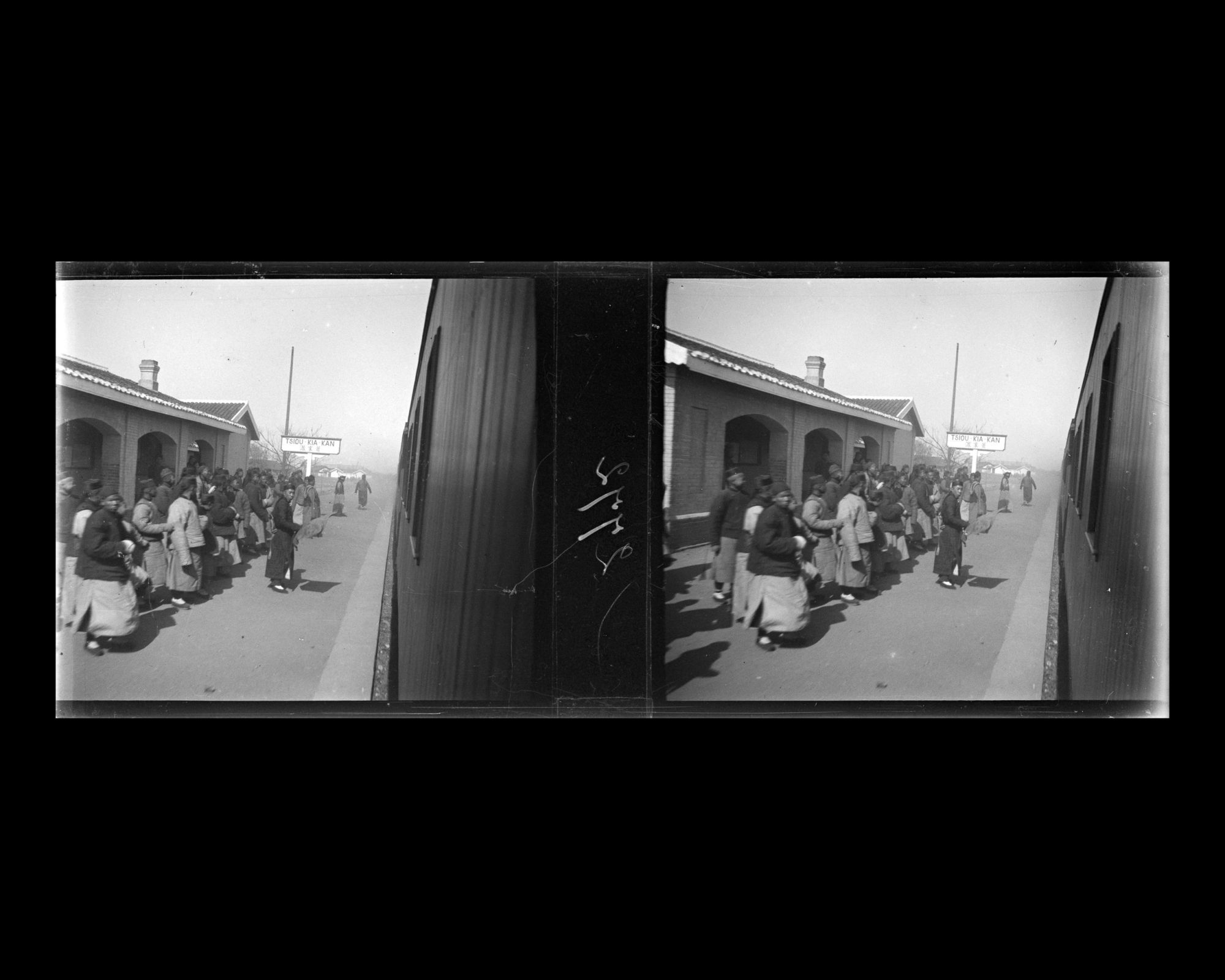 Image représentant Le train en gare de Tsiou-Ka-Kan