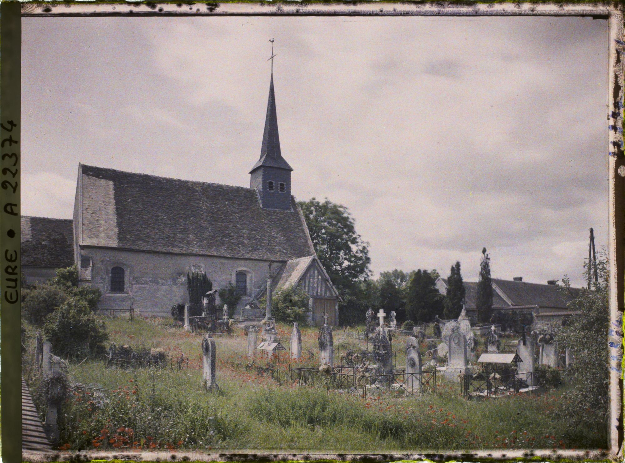 Image représentant L'église et le cimetière