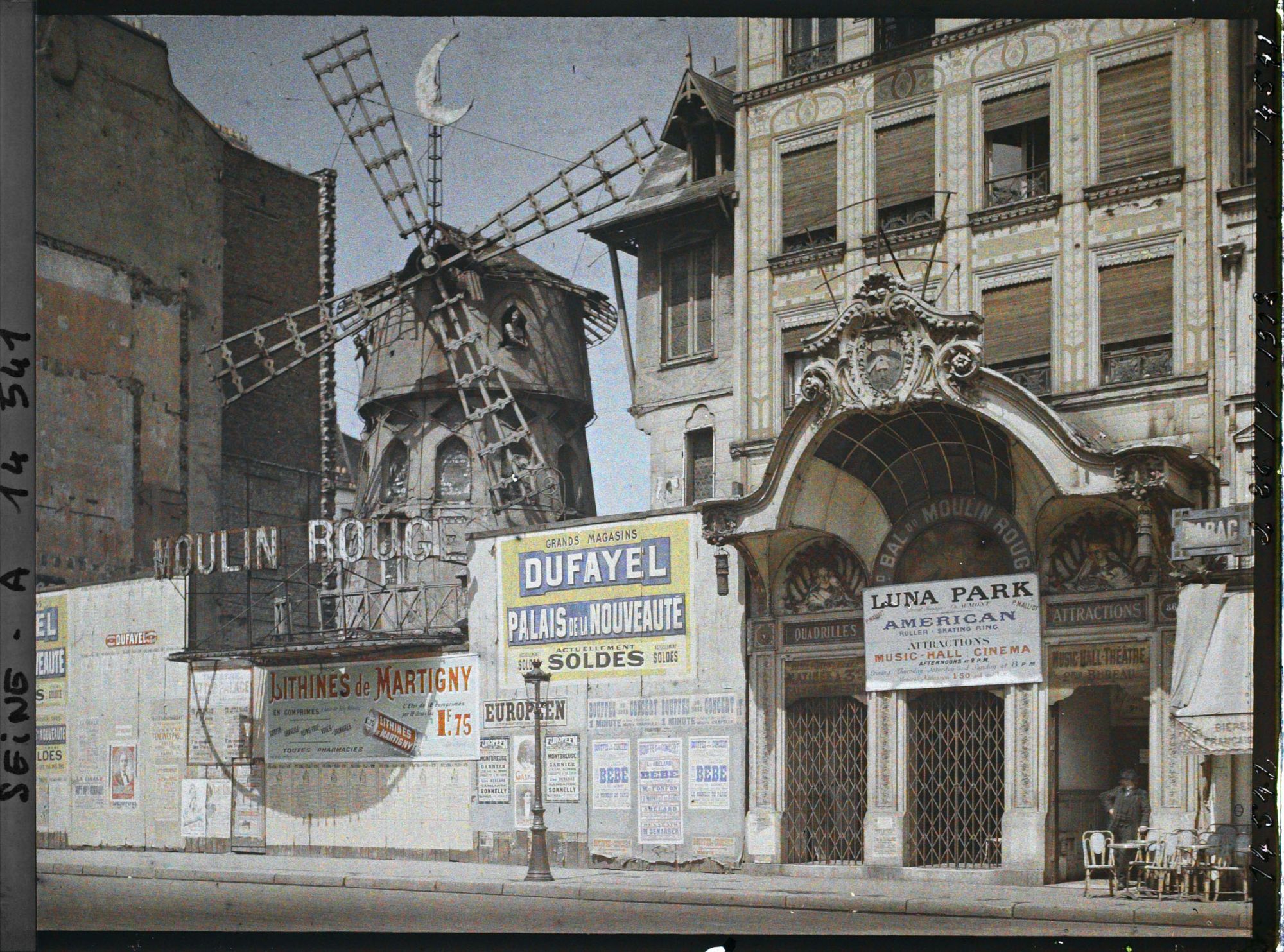 Image représentant Le Moulin-Rouge boulevard de Clichy et publicité pour Luna Park