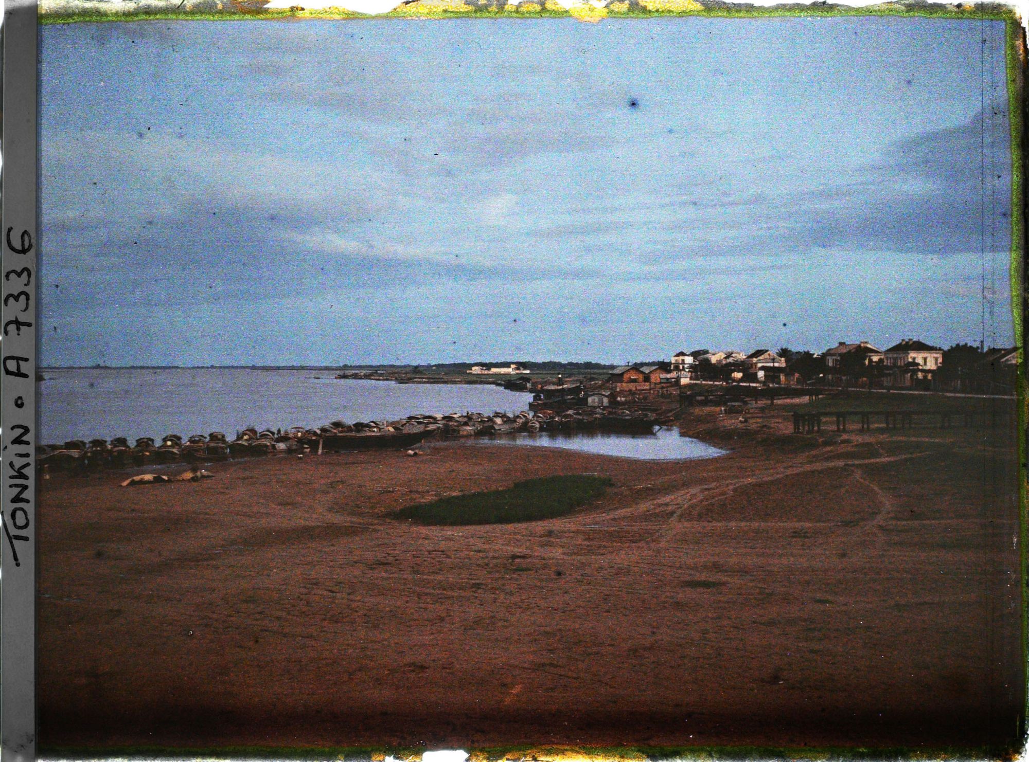 Image représentant Les quais du Fleuve Rouge au coucher du soleil