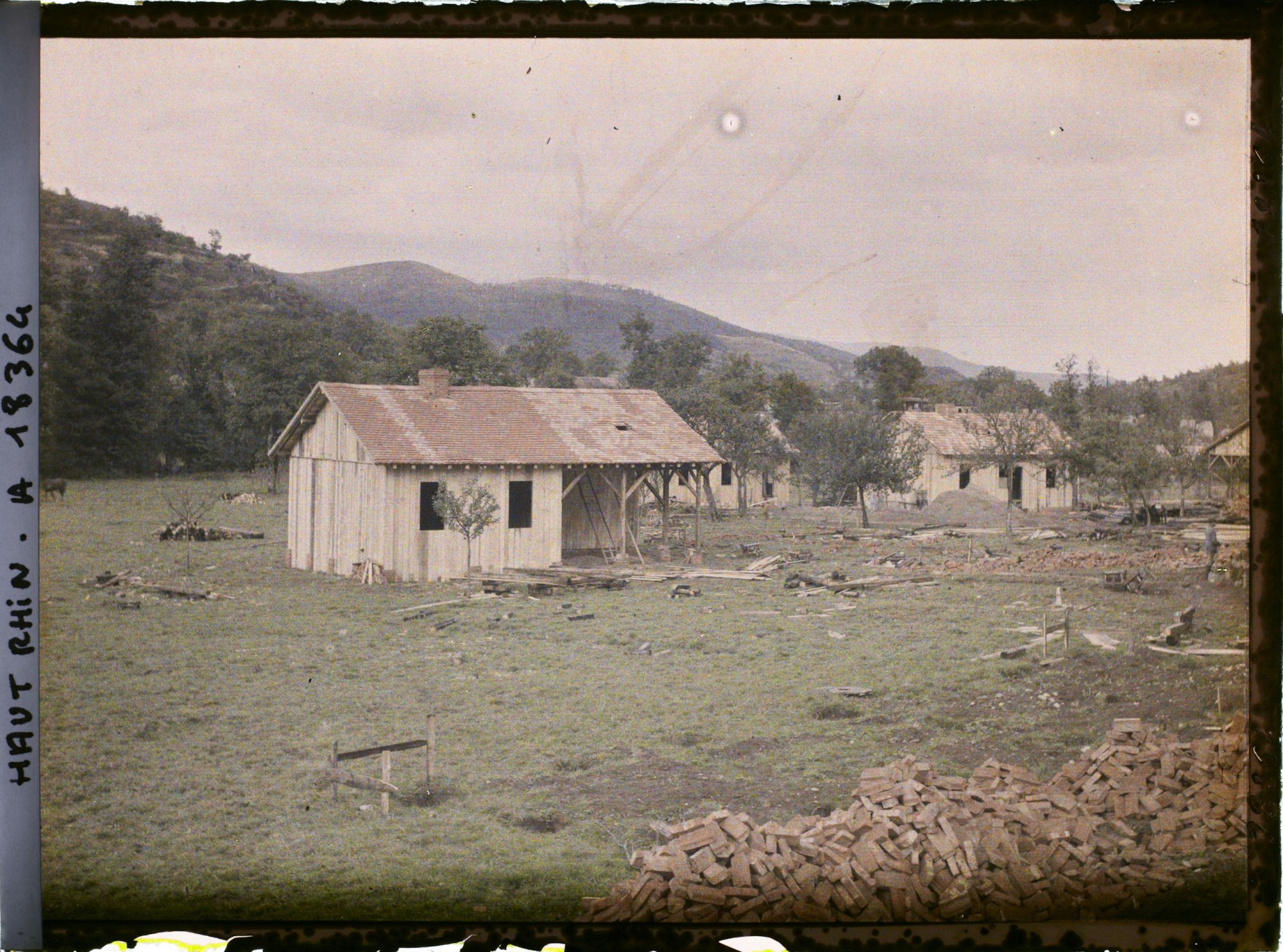 Image représentant France, Metzeral, Petites Maisons de bois remplaçant les maisons détruites