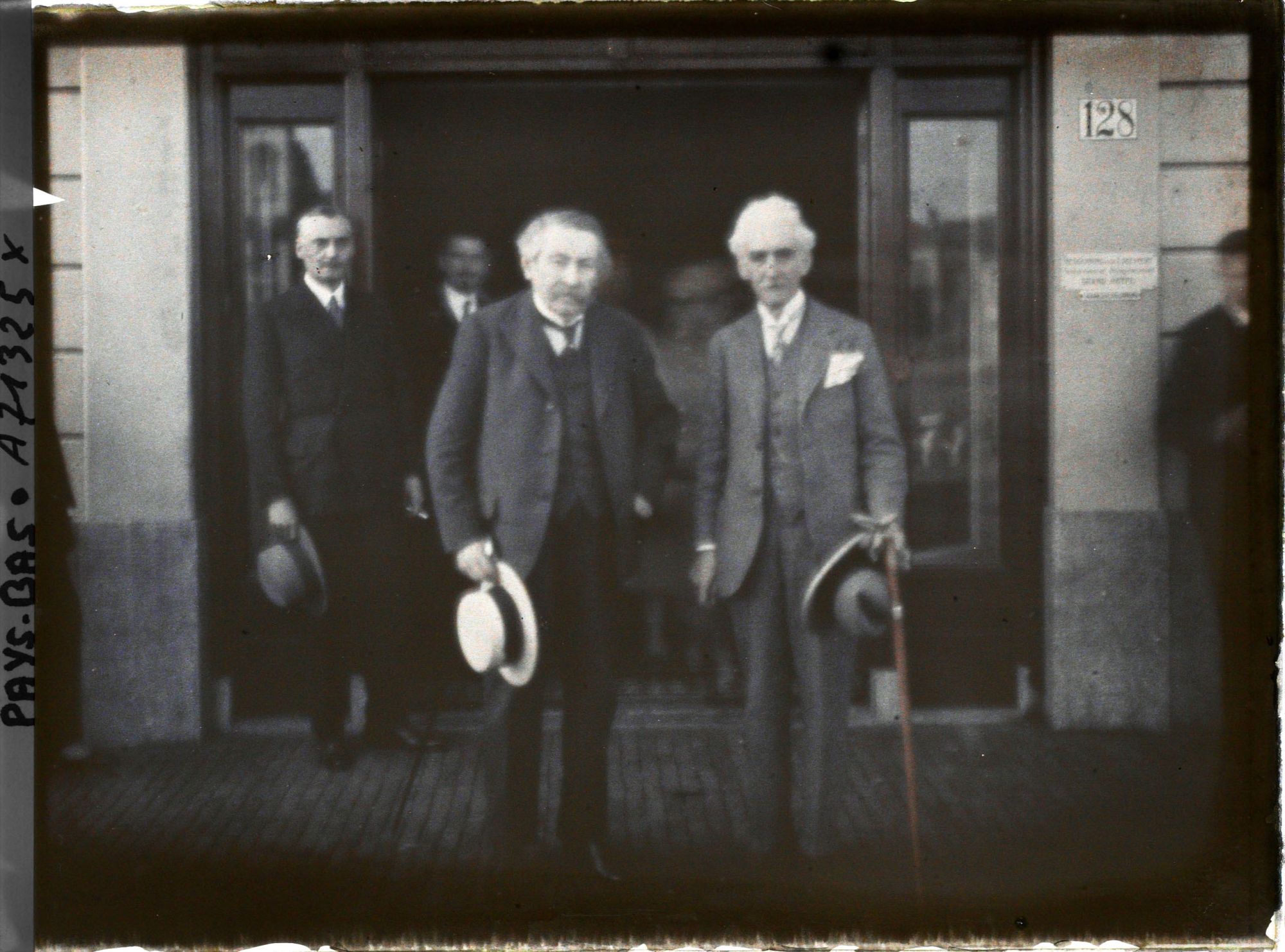 Image représentant M. Briand accompagné de M. Hymans sortant de chez M. Snowden