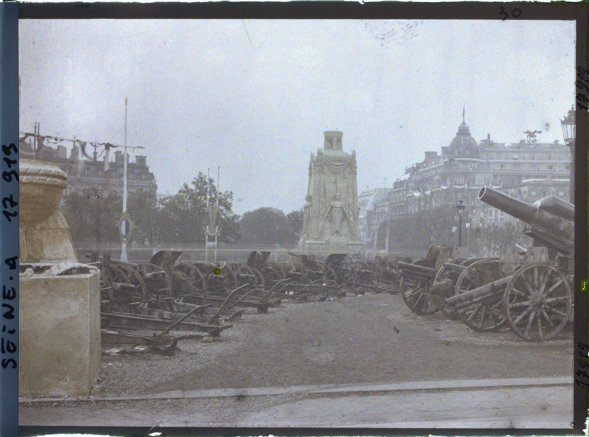 Image représentant Le Cénotaphe en hommage aux morts pour la patrie et les canons exposés pour les fêtes de la Victoire des 13 et 14 juillet place de l'Etoile
