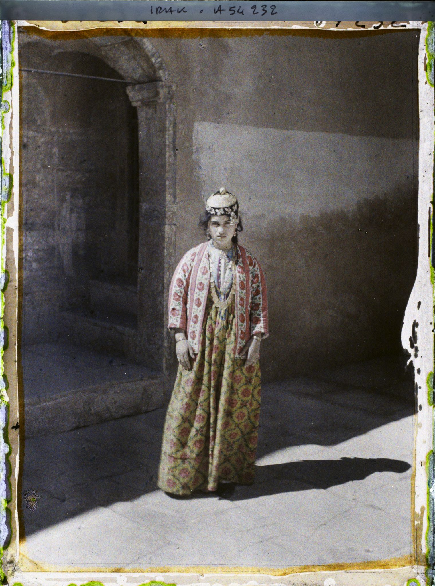 Image représentant Jeune chrétienne en costume traditionnel