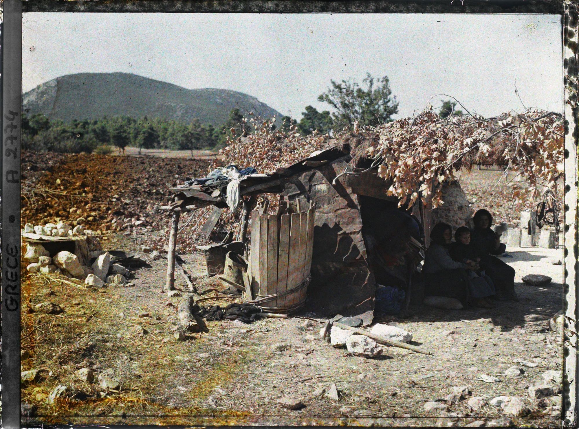 Image représentant Petit campement de fortune abritant des albanais, deux femmes et un enfant