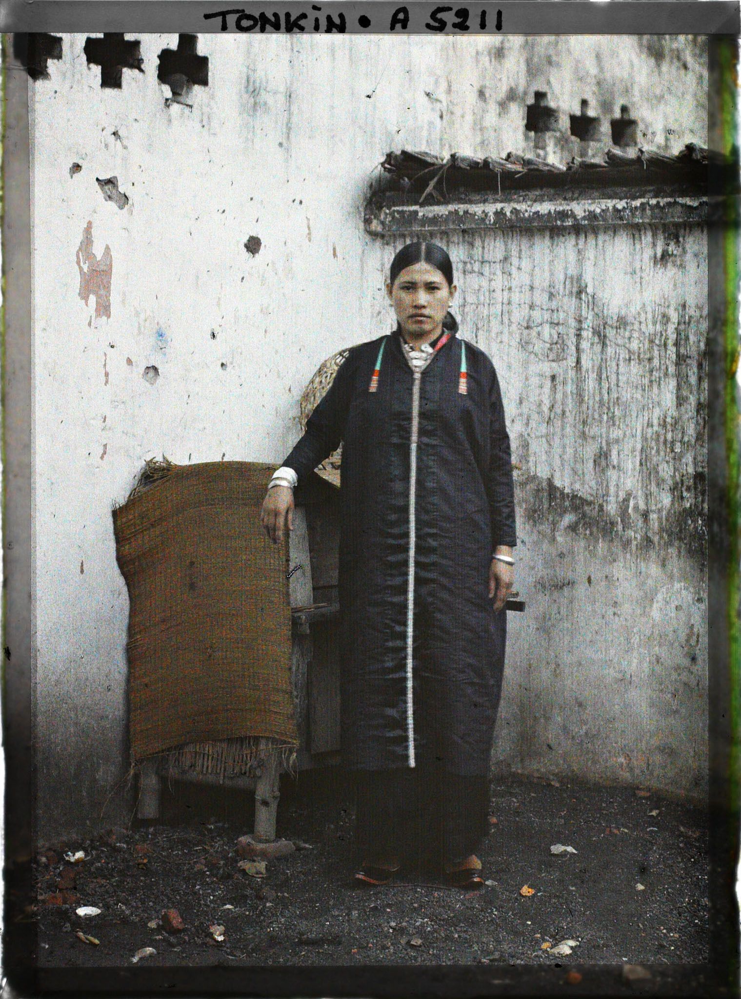 Image représentant Une jeune femme d'ethnie thaï, originaire de Lai-chau (Mg Lai) dans la haute région tonkinoise