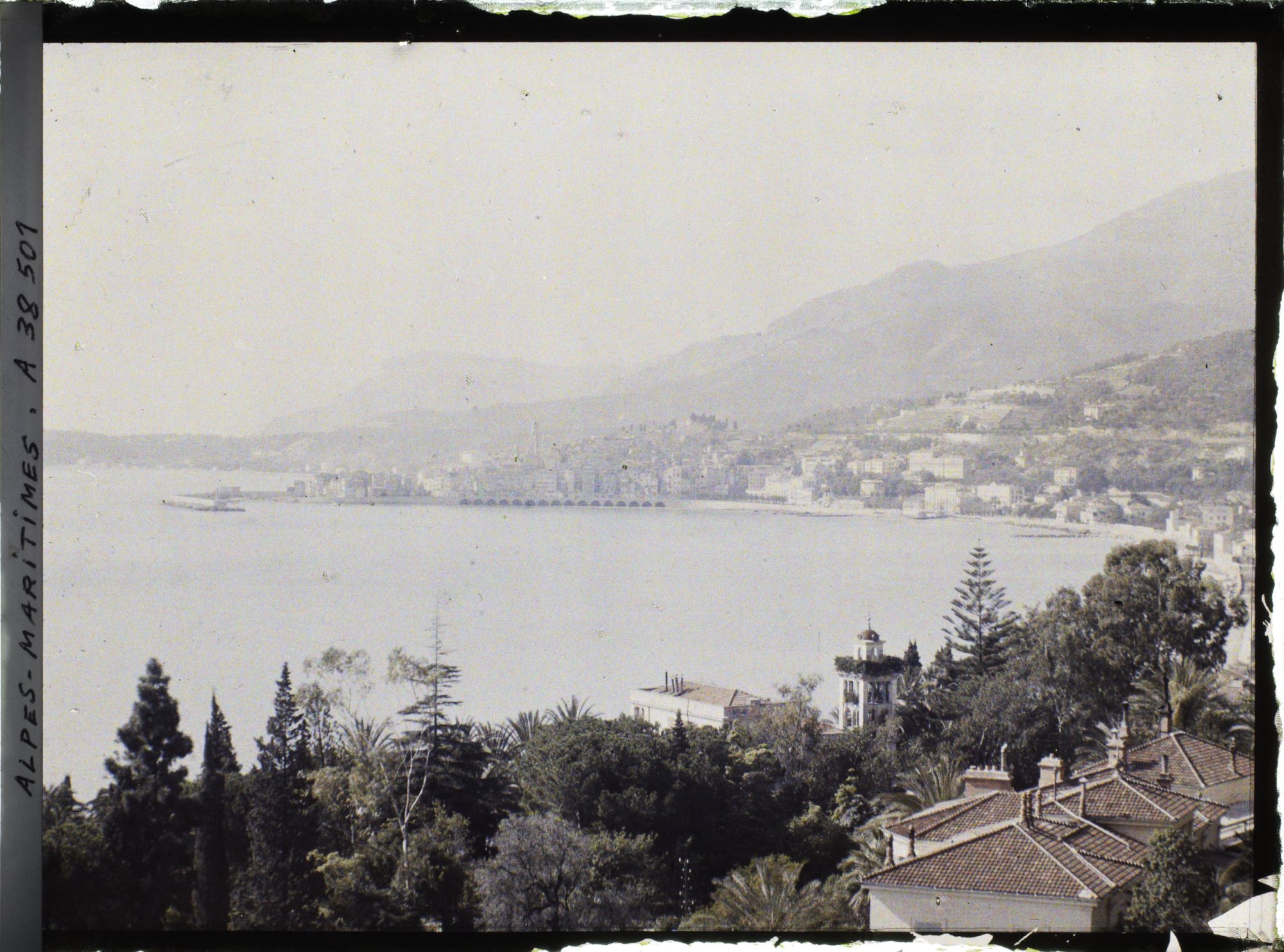 Image représentant Panorama de la ville vue prise du pont Saint-Louis à la frontière italienne
