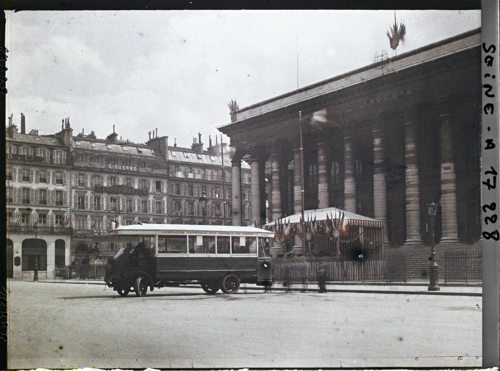 Image représentant La Bourse décorée pour les fêtes de la Victoire des 13 et 14 juillet 1919