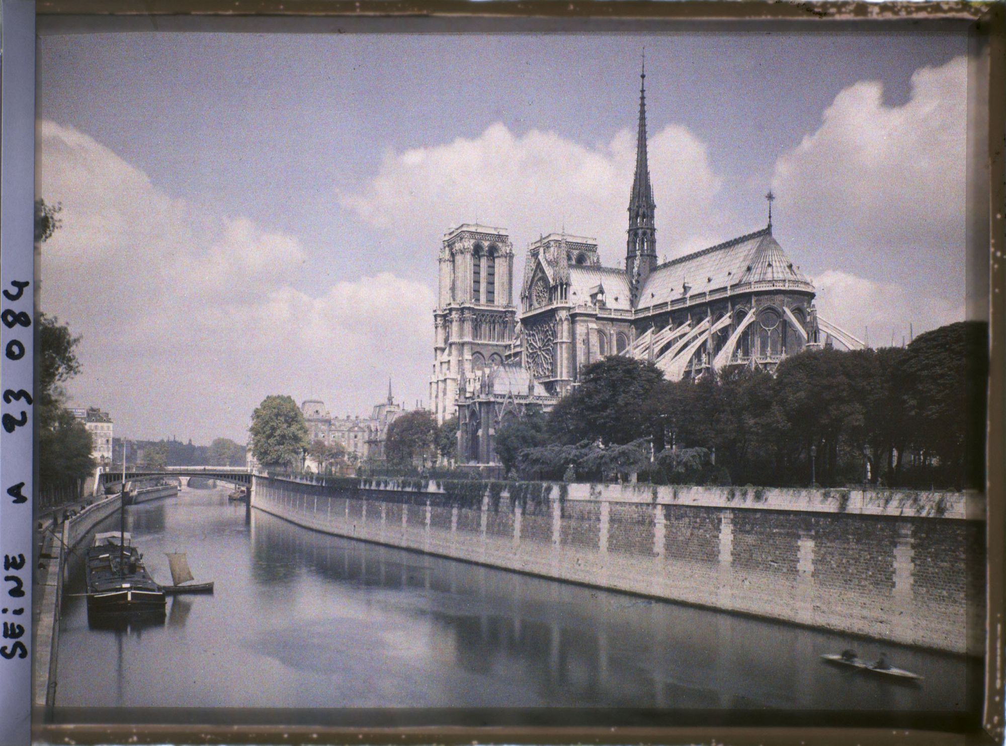 Image représentant La cathédrale de Notre-Dame vue du pont de l'Archevêché