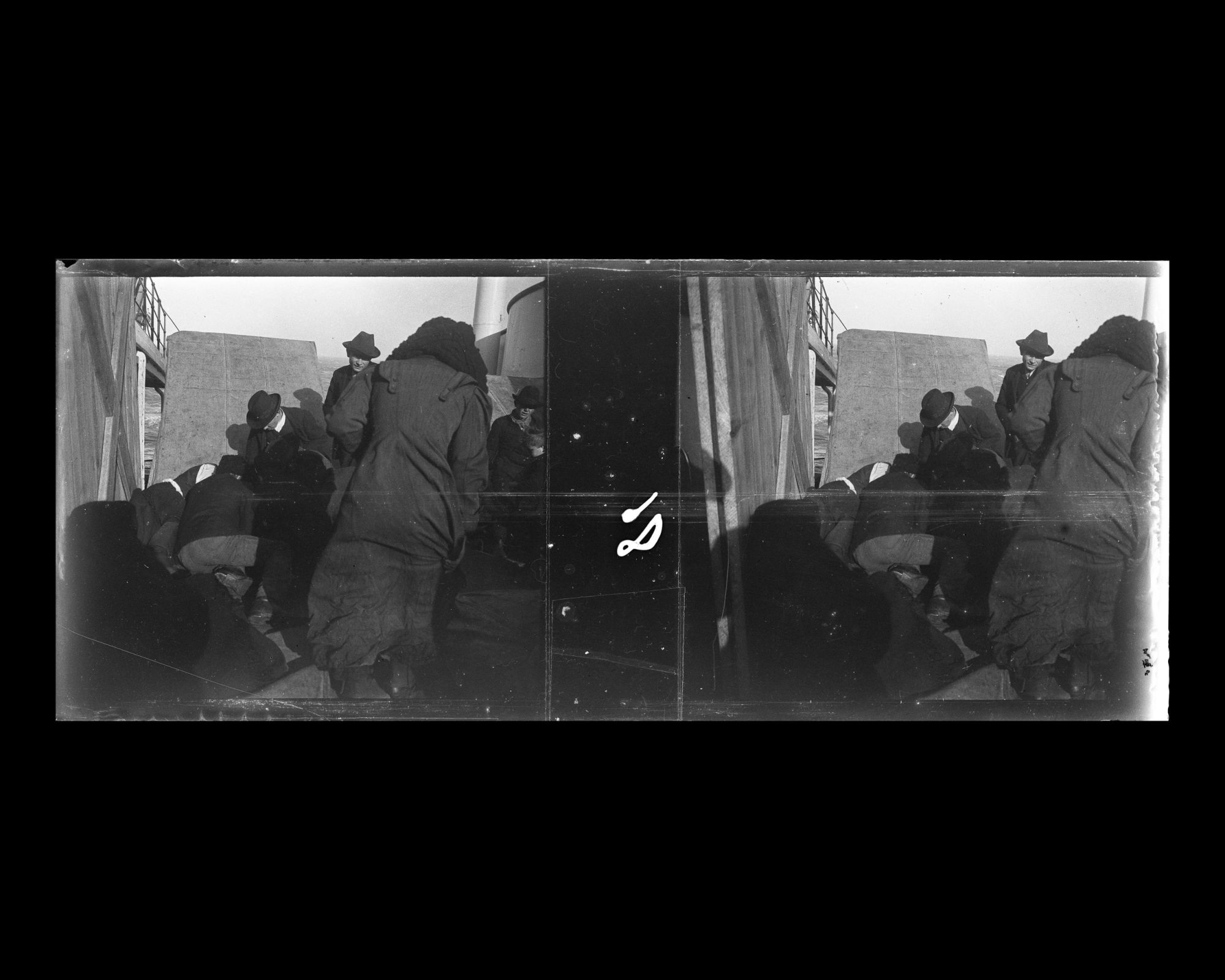 Image représentant Emigrants des 3emes classes installés sur l'entrepont