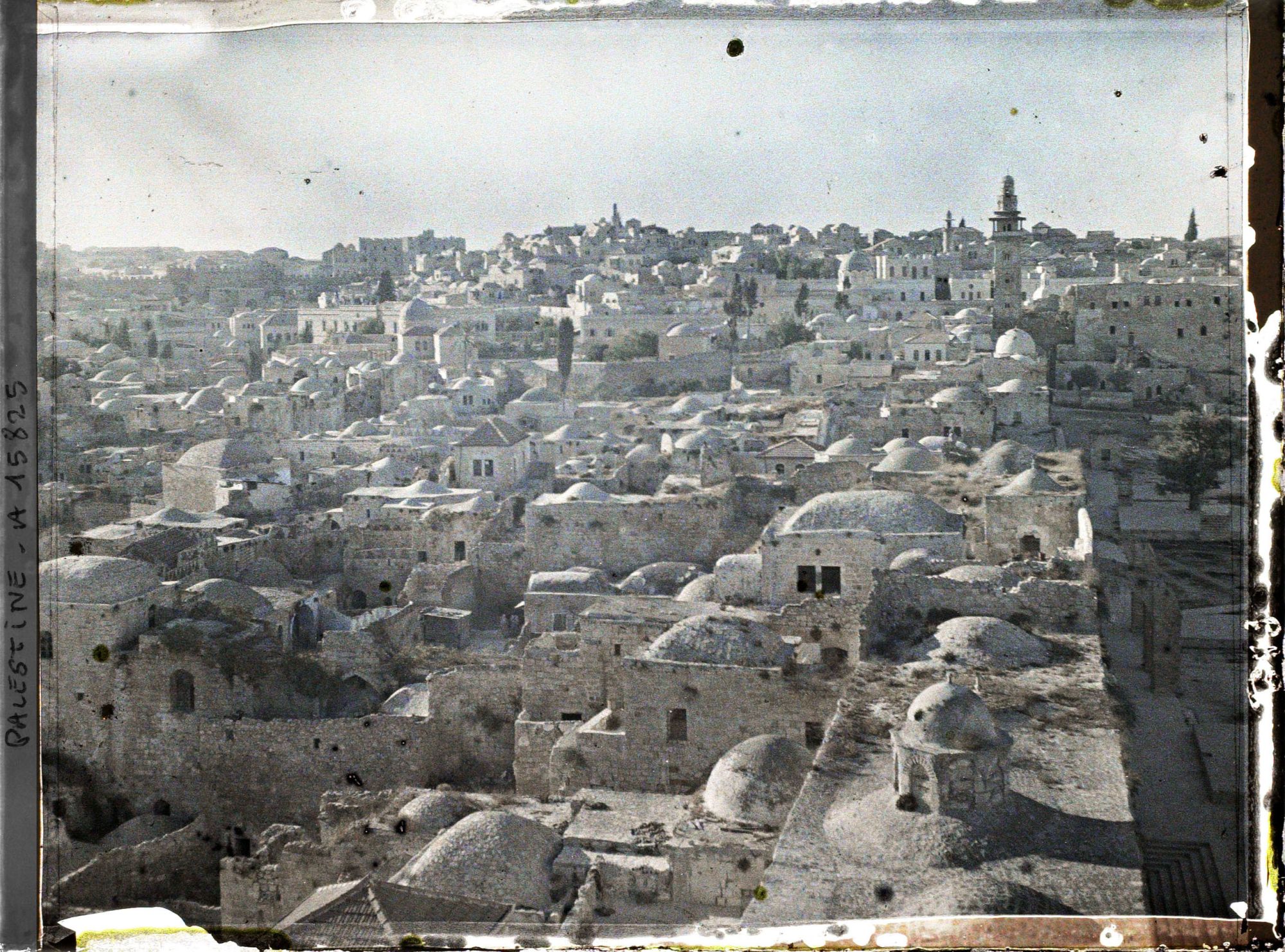 Image représentant Vue du quartier juif depuis l'enceinte sud-ouest du Haram el Sherif vers la Vallée du Cédron