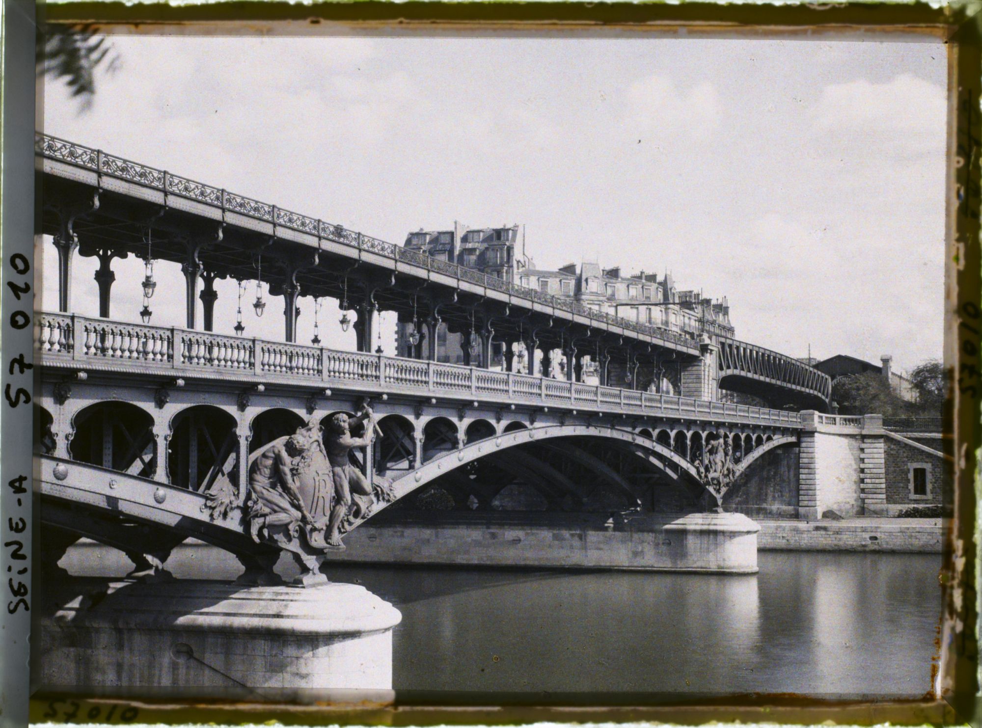Image représentant Le viaduc de Passy, actuel pont de Bir-Hakeim, vue prise en direction du quai Branly