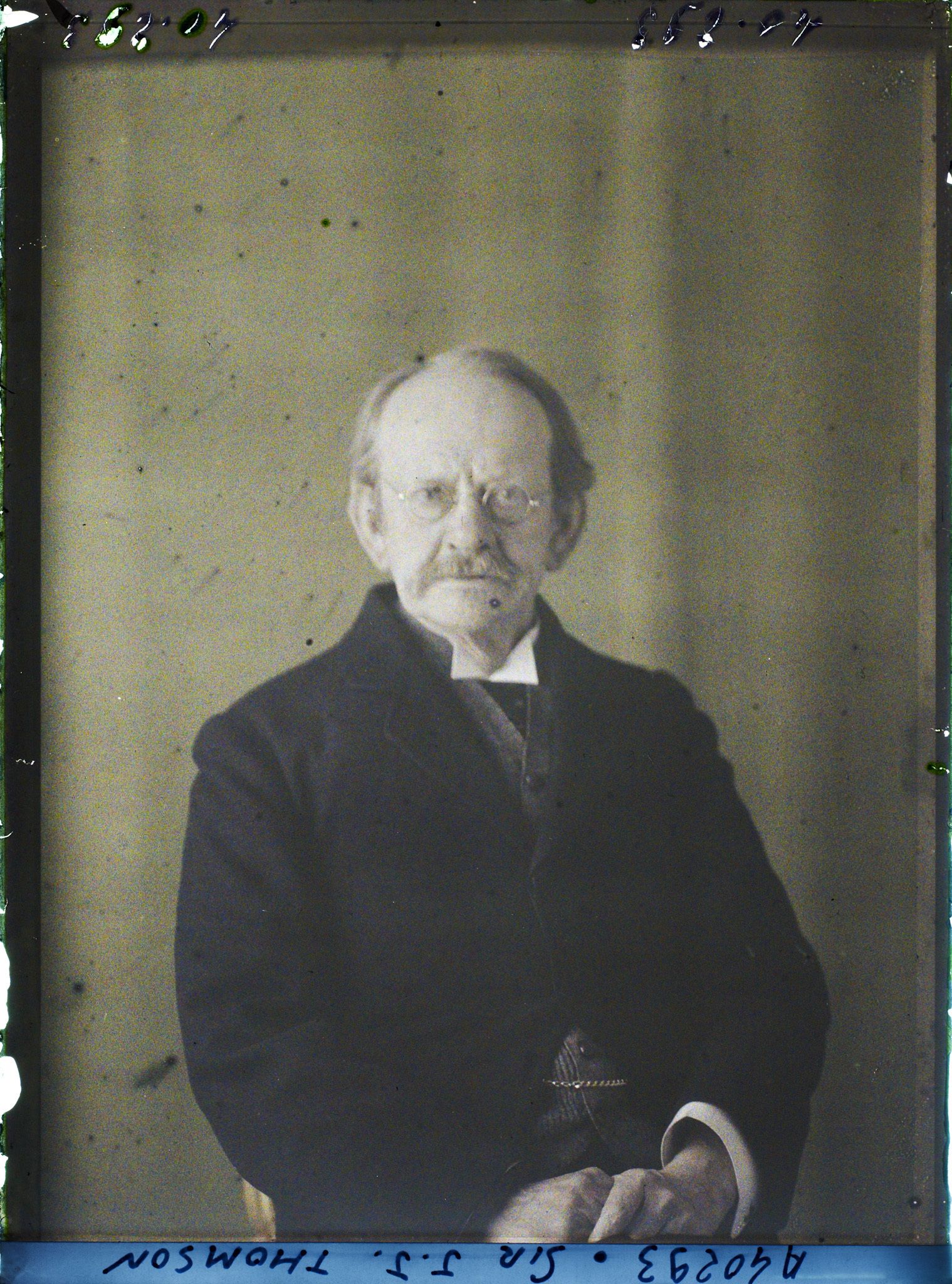 Image représentant https://musee-albert-kahn.s-museum.fr/home/NWQ2OTAwYzNmYjZlZTk1ZWQwODJmMjY4L2dlbmVyaWMtbm90aWNlLXRhYi9hdXRob3JpdHkvNjE3YTc5ZjVjZjhiODk2OGIzMzM3ZDIx/5d6900c3fb6ee95ed082f268/generic-notice-tab/authority/617a79ebcf8b8968b33378b8 Sir Joseph John Thomson