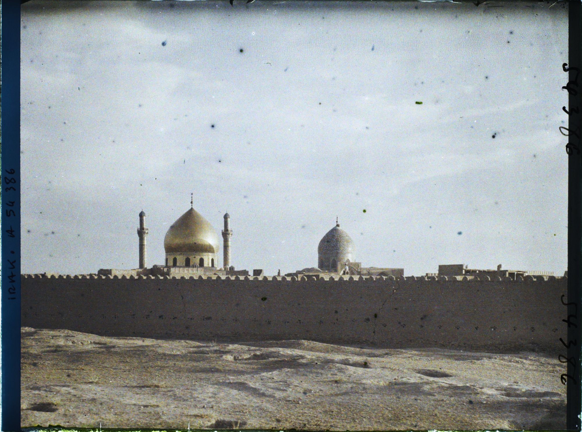 Image représentant Les murs de la ville et la Mosquée d'Or au crépuscule