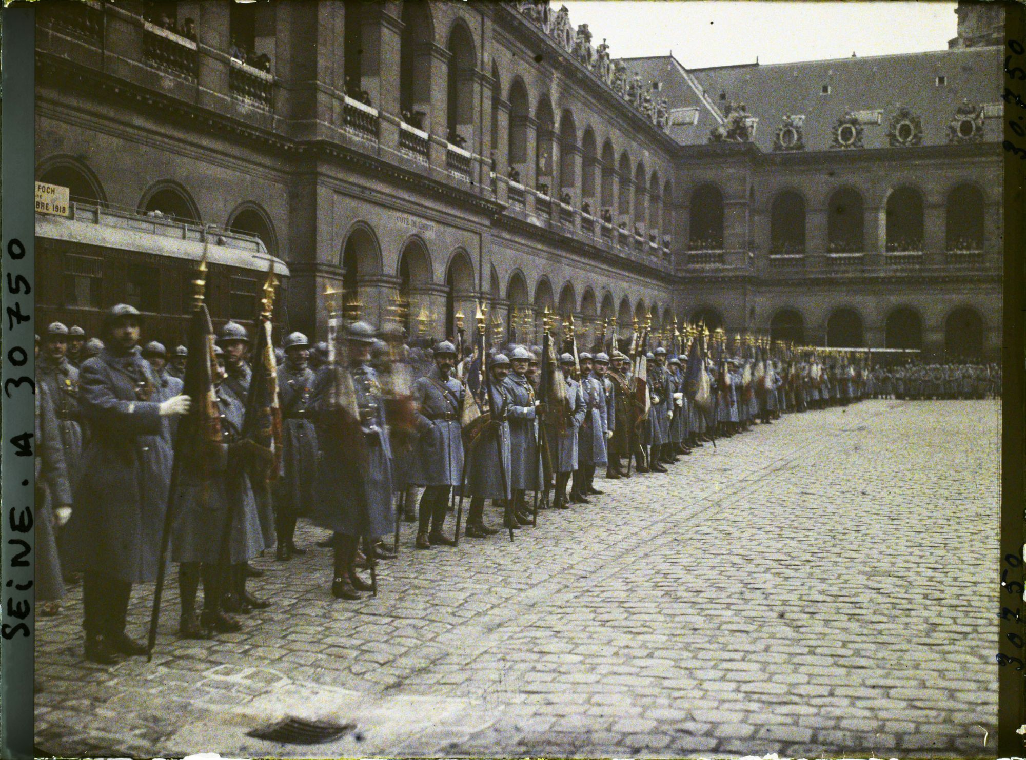 Image représentant Cérémonie de remise des drapeaux des régiments dissous aux Invalides