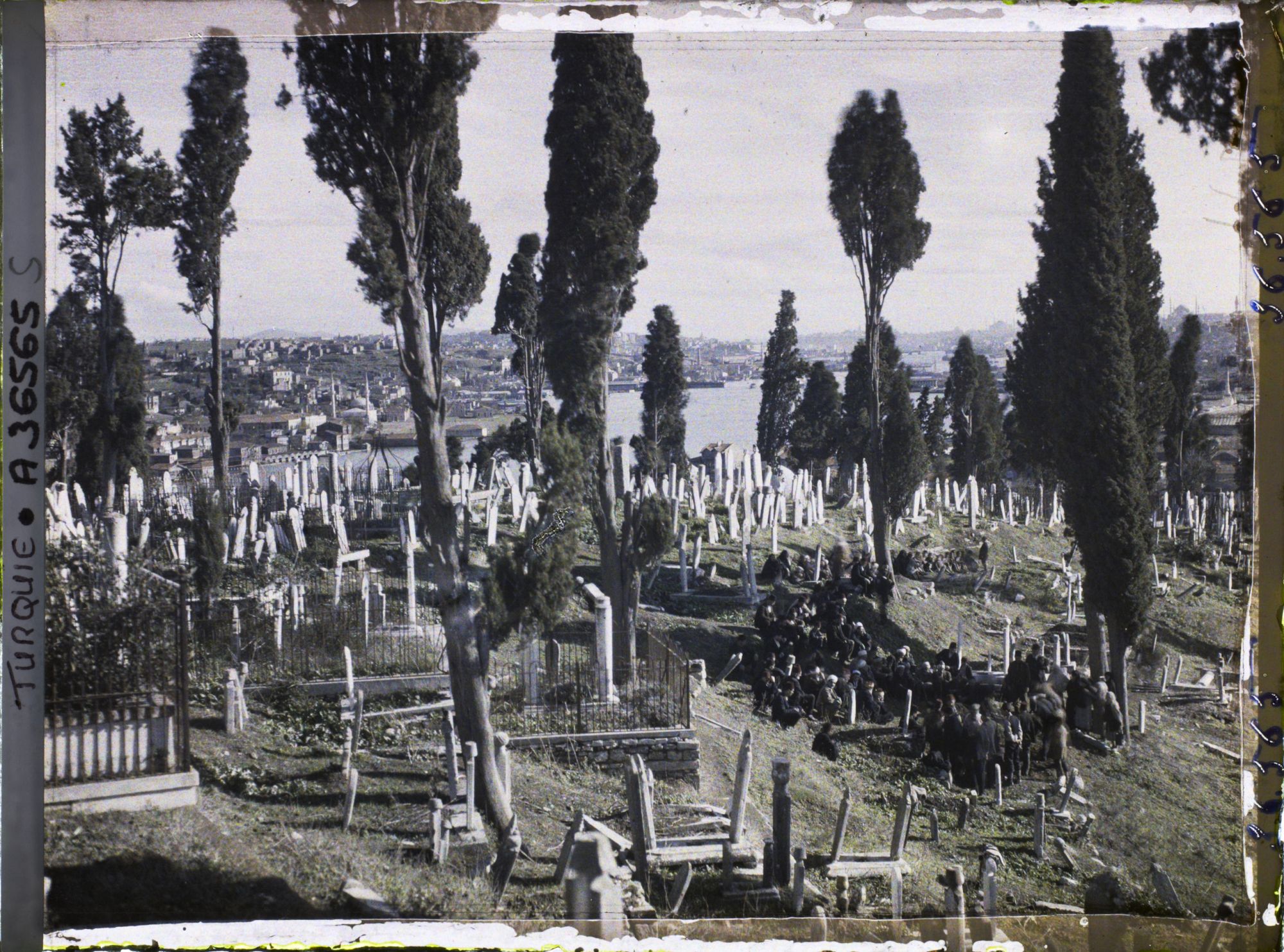 Image représentant Obsèques dans le cimetière d'Eyüp. Au fond, la Corne d'Or