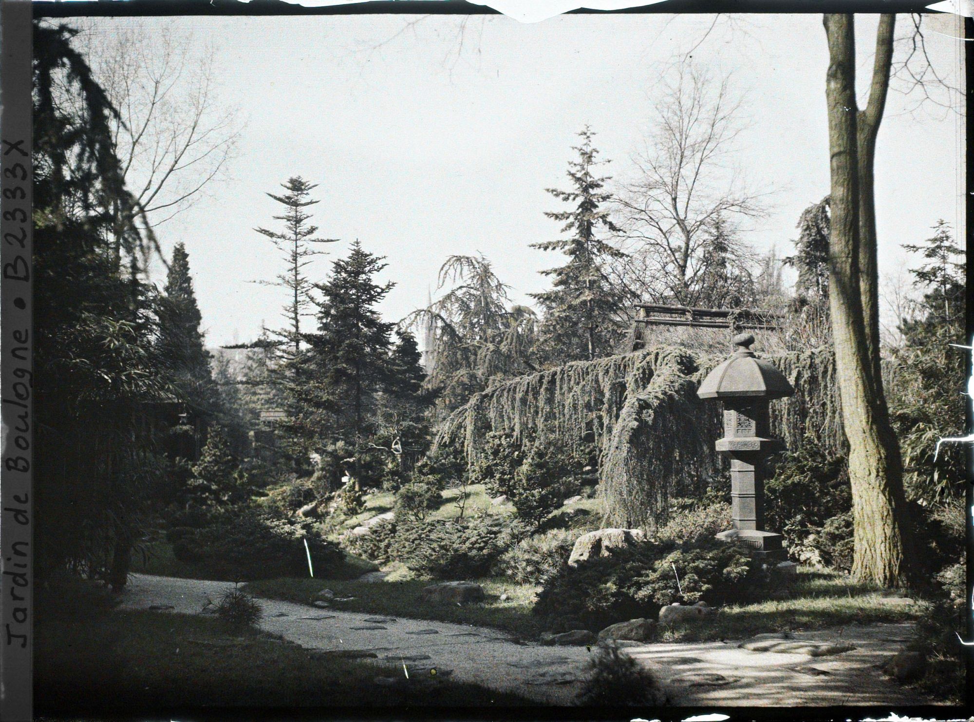 Image représentant Toit du pavillon de thé et jardin du " village japonais ", vus depuis l'entrée, côté jardin anglais