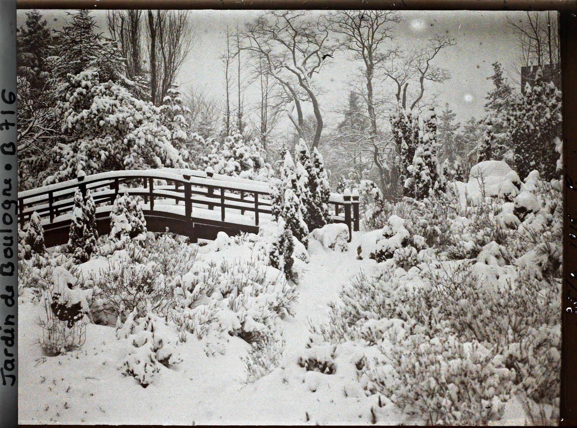 Image représentant Rocaille et pont du " sanctuaire japonais " sous la neige, vus en direction du quai