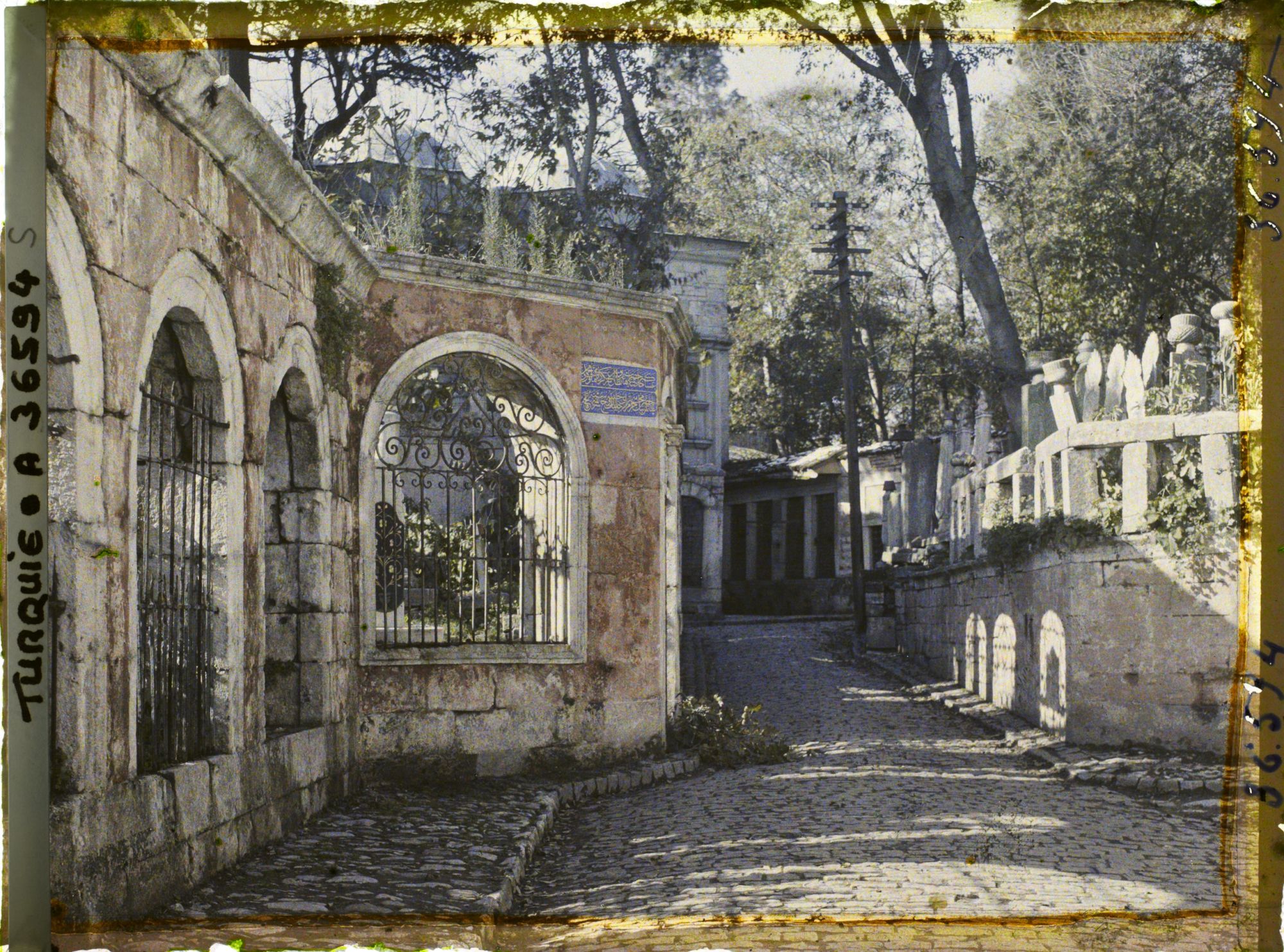 Image représentant Turquie, Constantinople - Eyoub, Cimetière d'Eyoub - Tombes et Turbés