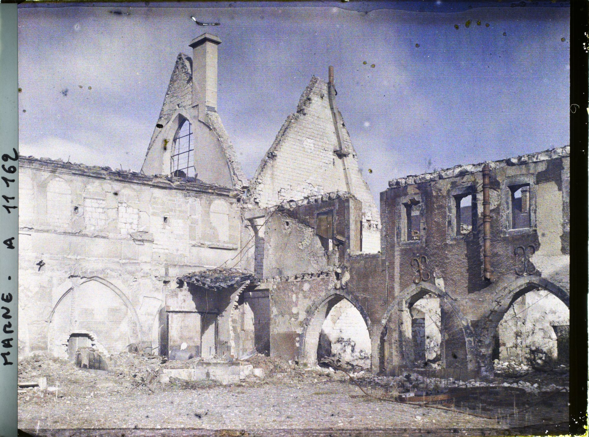 Image représentant L'ancien couvent des Pères Cordeliers, rue des Trois Raisinets
