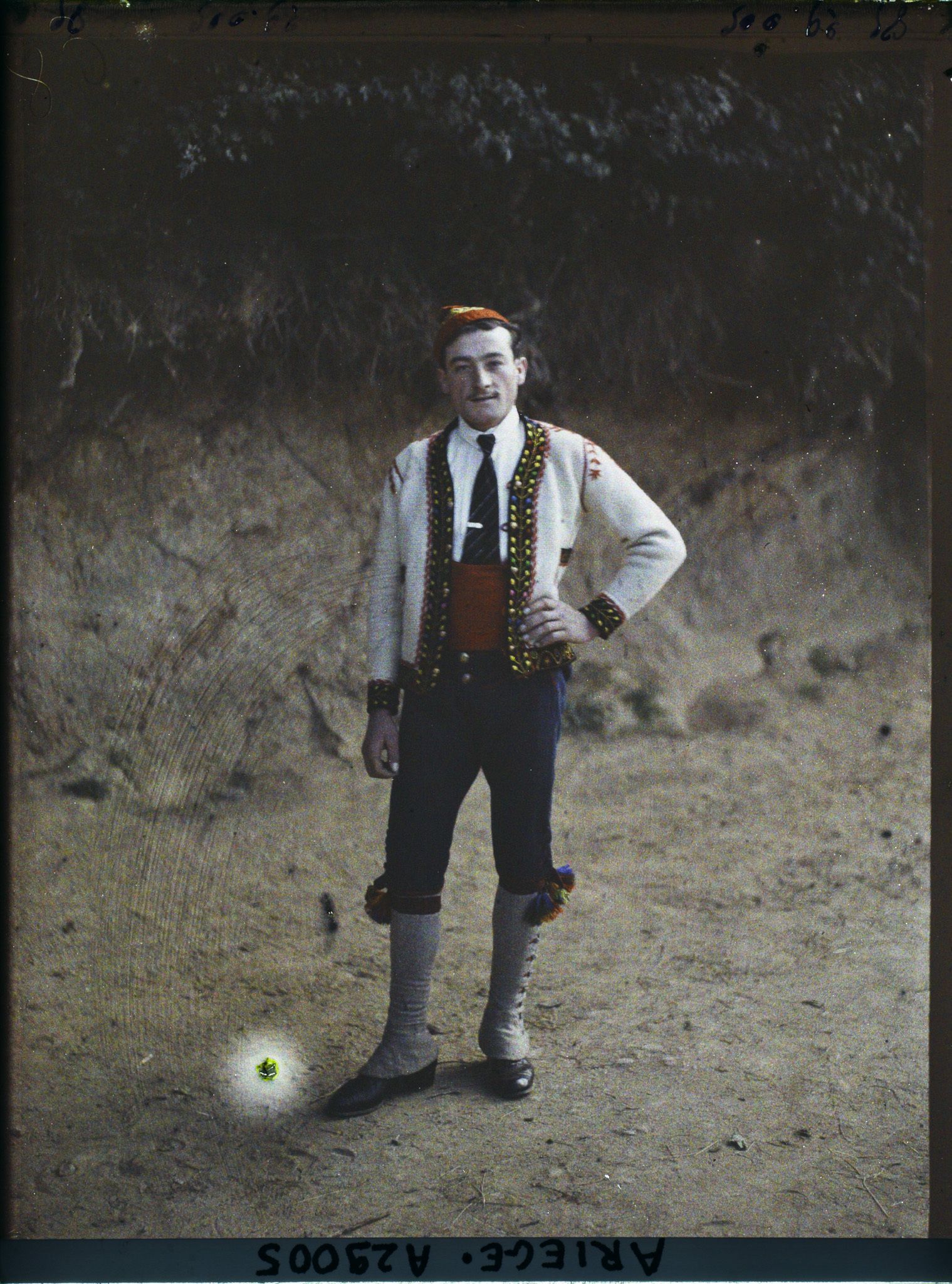 Image représentant Homme Bethmalais en pied, fils du maire de la commune