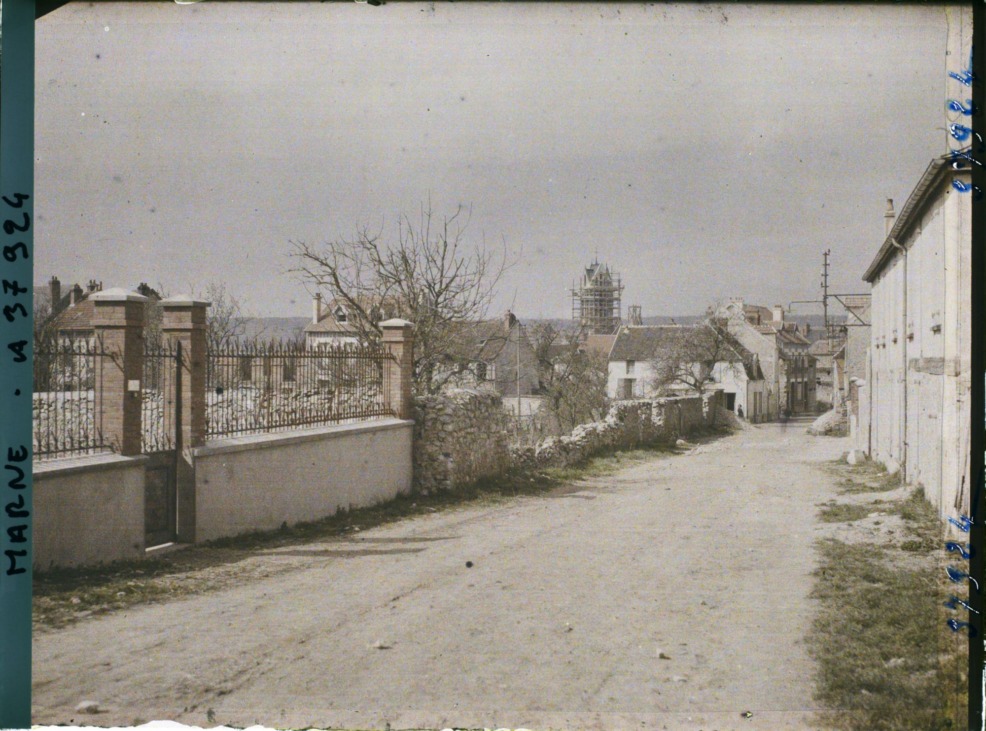Image représentant France, Dormans, Une vue vers l'Eglise