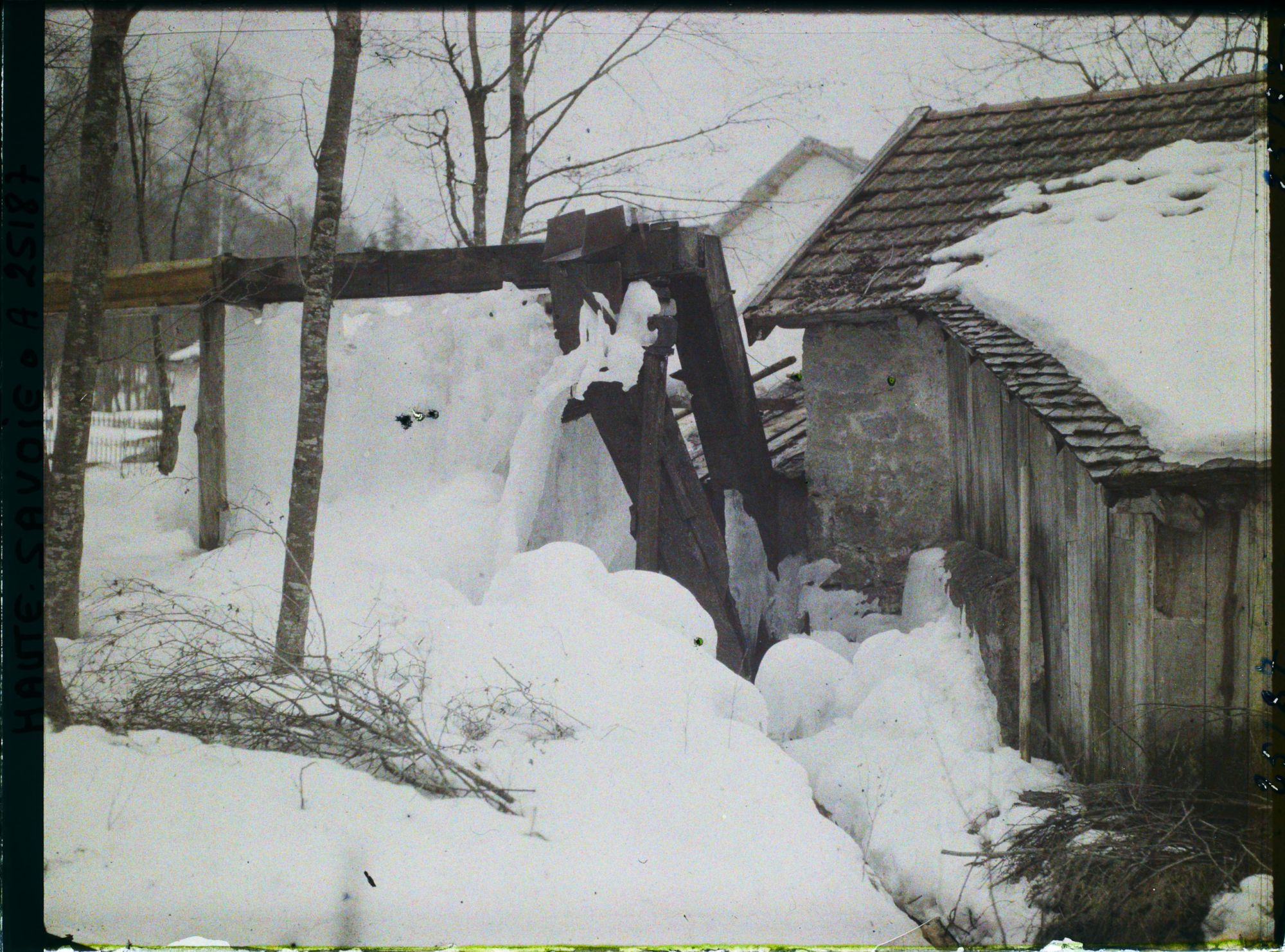 Image représentant France Les Alpes, Tissous, Chamonix - Village des Tissours, la même fabrique vue avec la glace le long des conduites d'eau