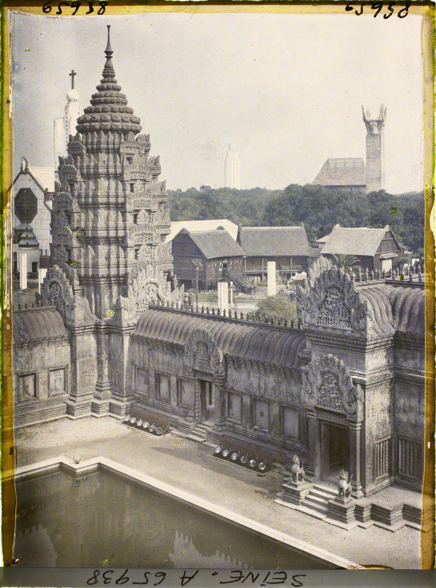 Image représentant L'Exposition Coloniale Internationale de 1931, tour d'angle du temple d'Angkor Vat