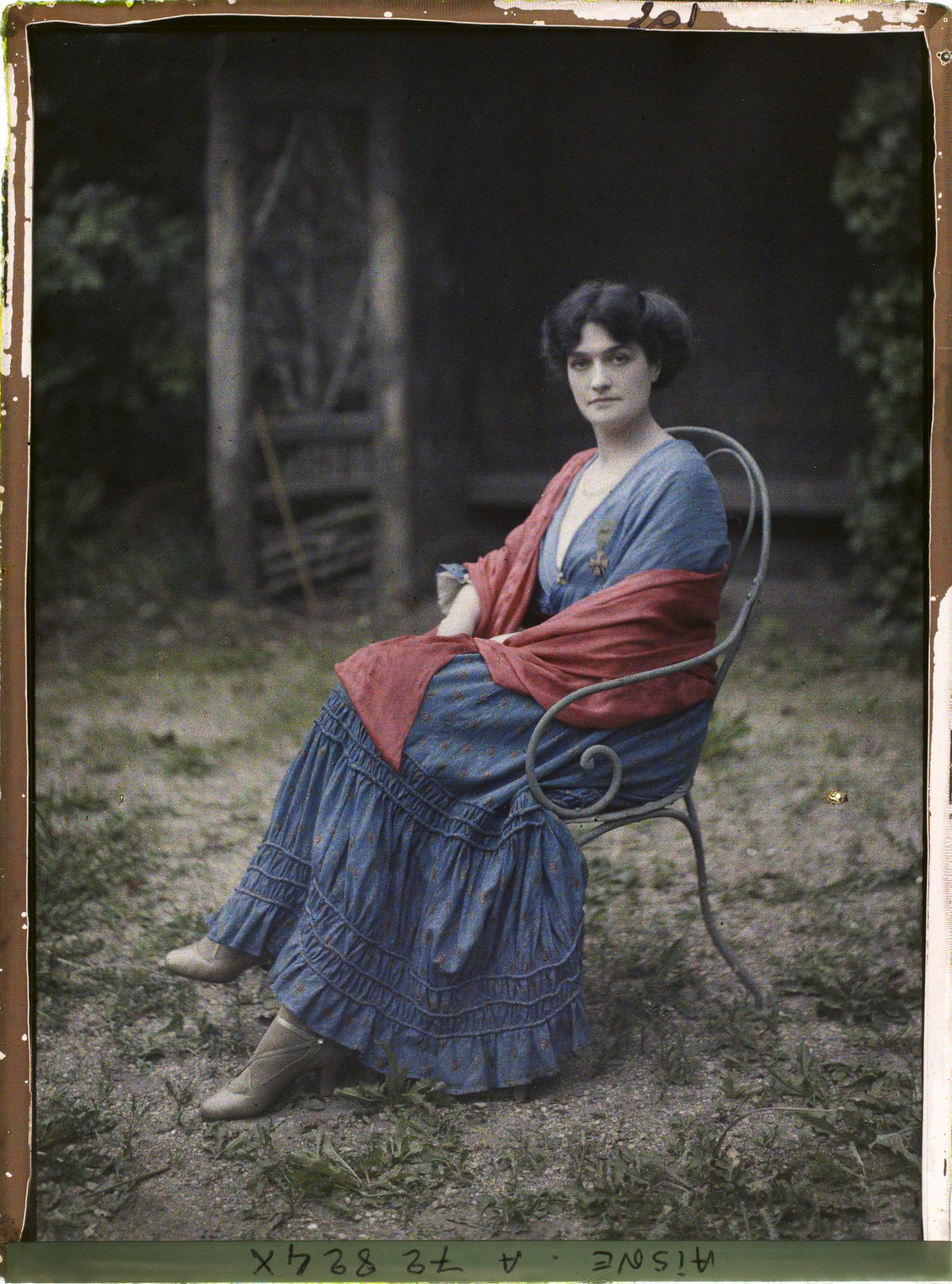 Image représentant Madame Mireille Andrieu, l'épouse du sous-préfet, dans le jardin de la sous-préfecture