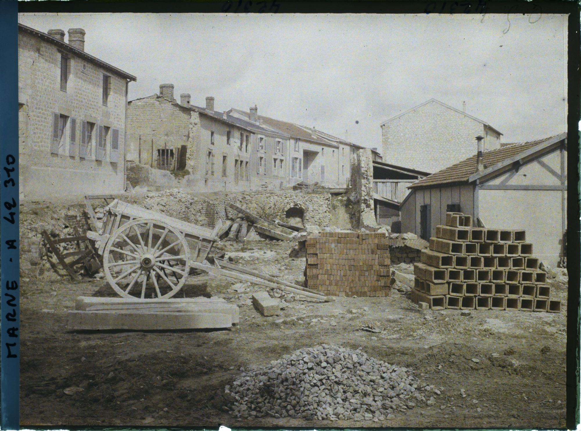 Image représentant France, Berru près Reims, Rue montante et les matériaux de reconstruction