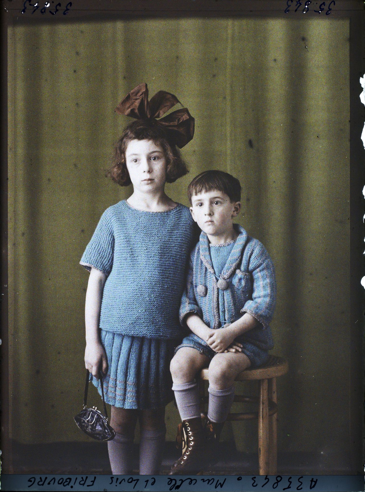 Image représentant MademoisellMarcelle Fribourg et son petit frère Louis