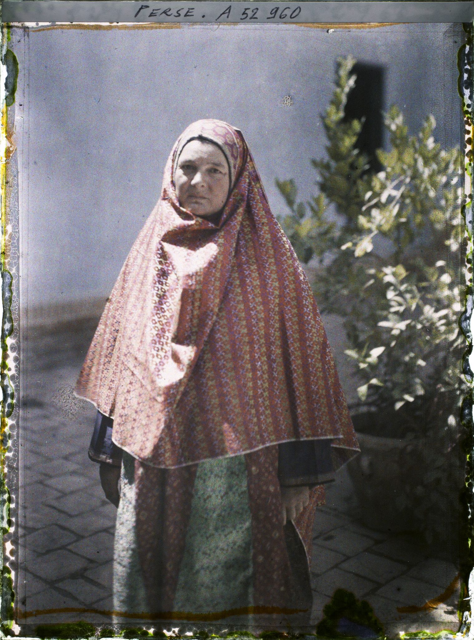 Image représentant Femme guèbre en costume (châle moderne)