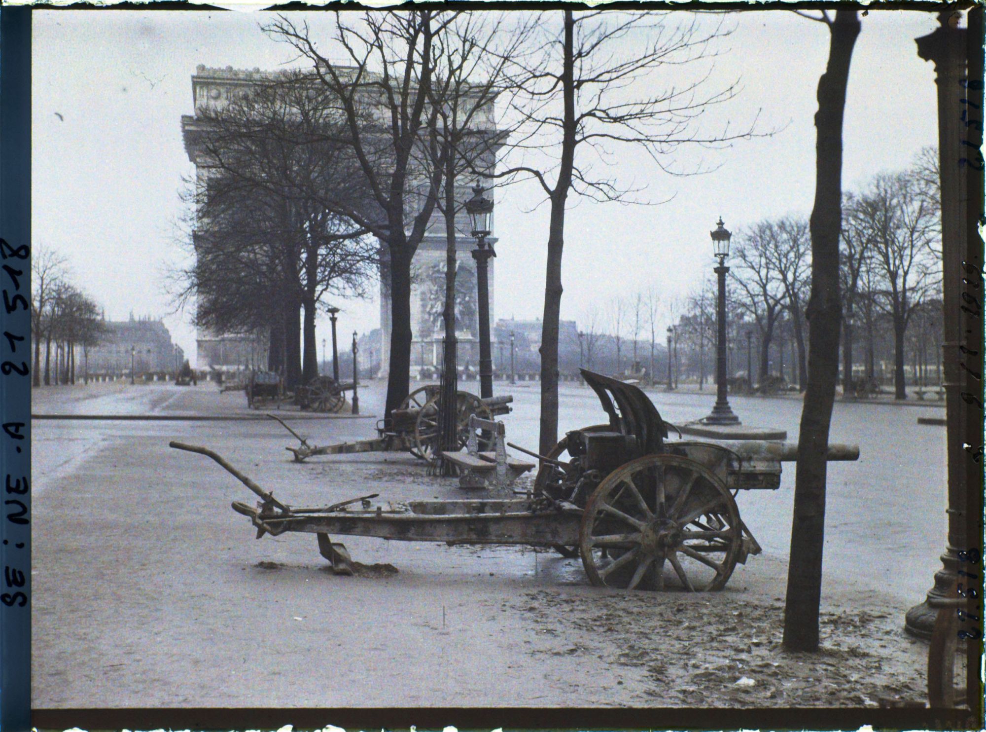 Image représentant Canons exposés avenue des Champs-Elysées