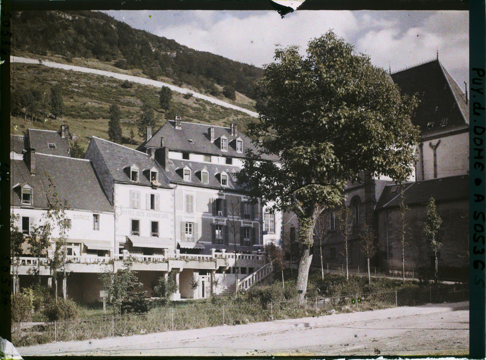 Image représentant France, Mont Dore, La place de l'Eglise