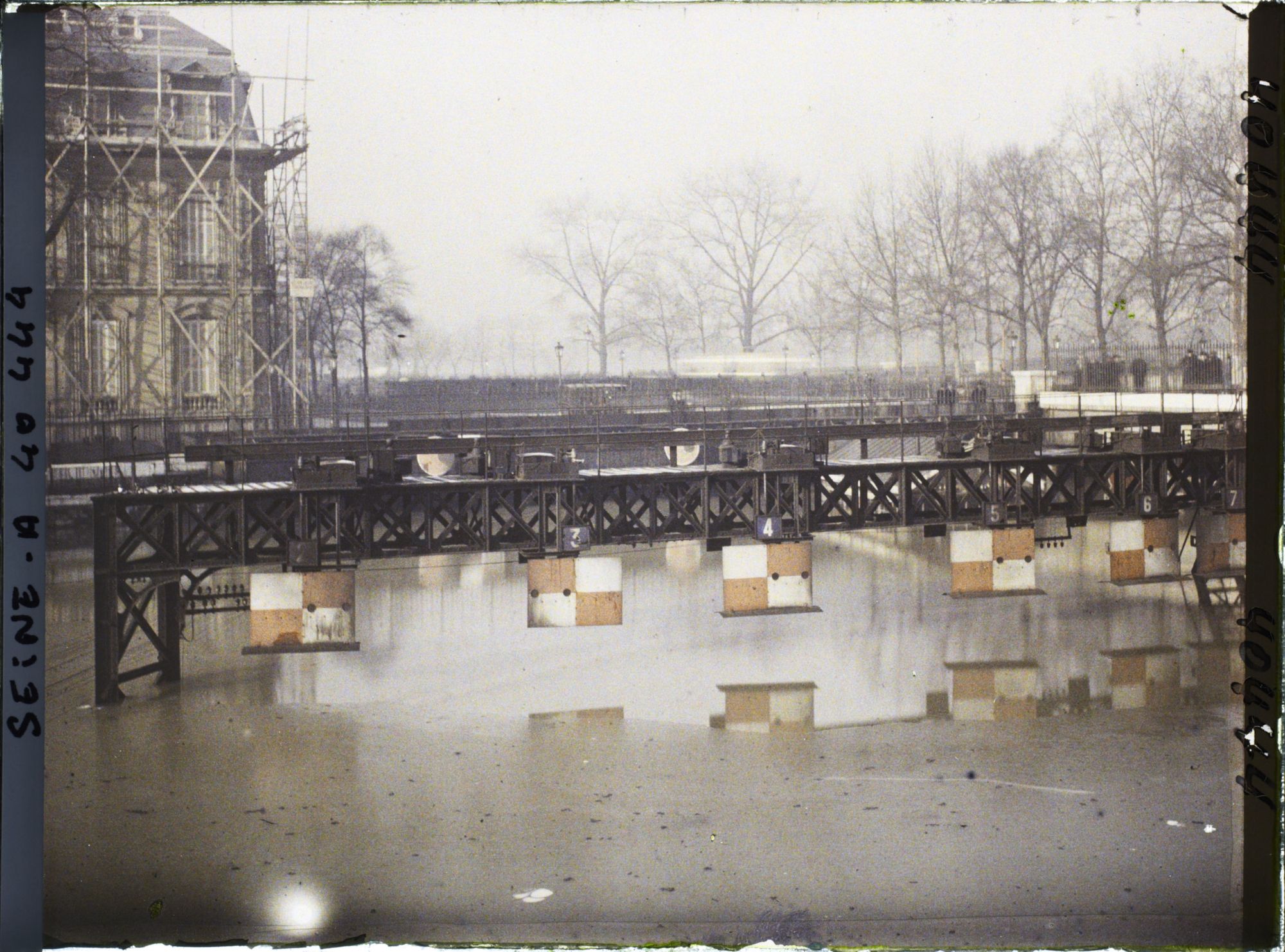 Image représentant La ligne de chemins de fer des Invalides inondée par la crue de la Seine