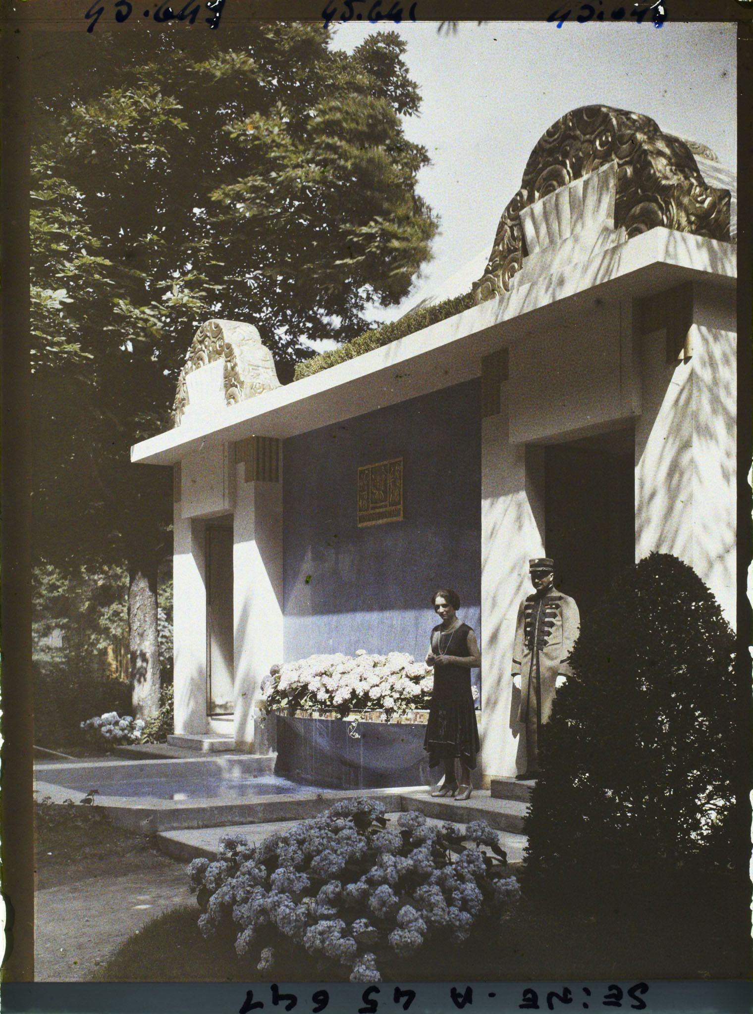 Image représentant L'Exposition des arts décoratifs, Pavillon des parfums Fontanis, sur le Cours-la-Reine