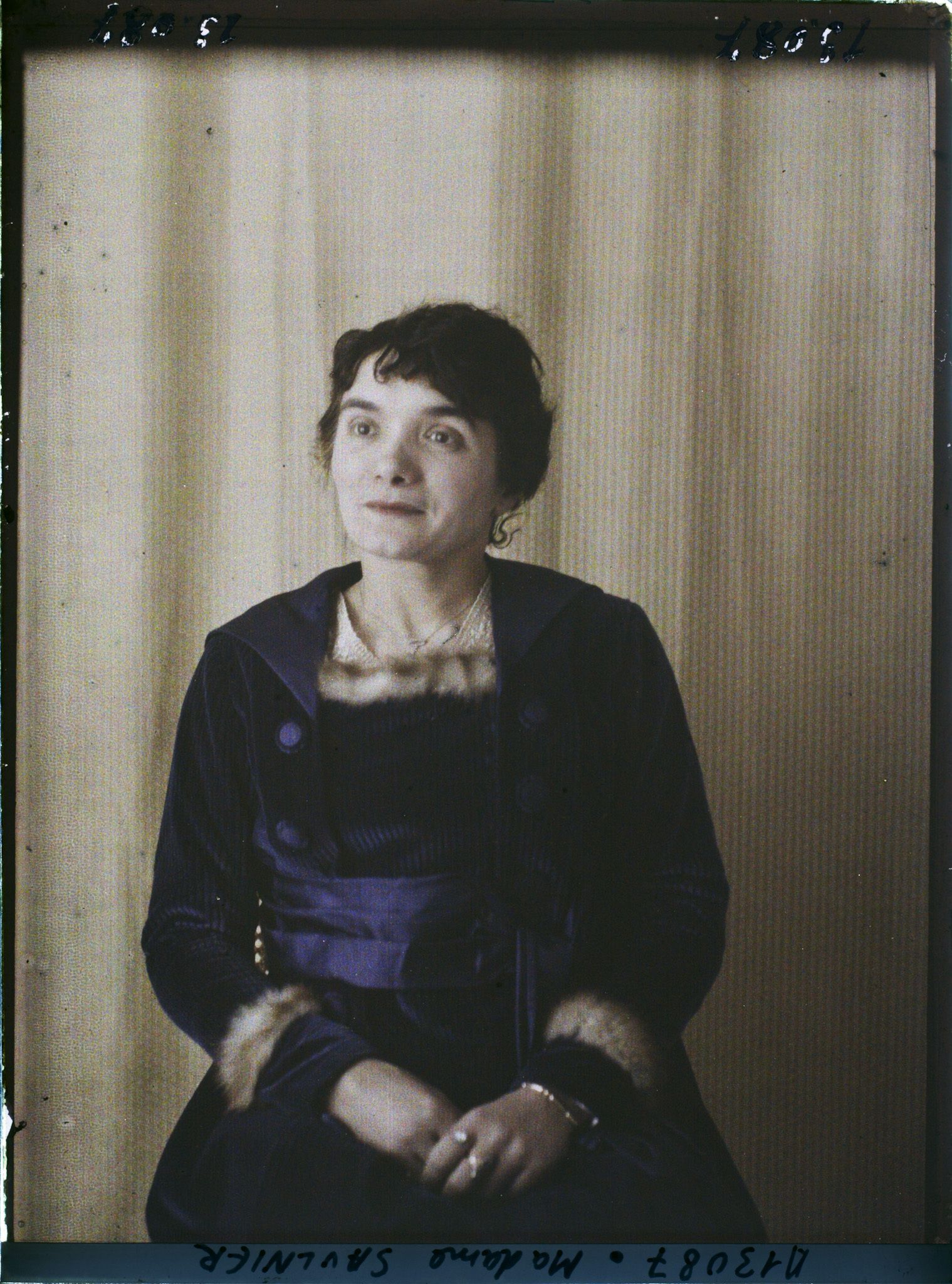 Image représentant https://musee-albert-kahn.s-museum.fr/home/NWQ2OTAwYzNmYjZlZTk1ZWQwODJmMjY4L2dlbmVyaWMtbm90aWNlLXRhYi9hdXRob3JpdHkvNjE3YTc5ZjVjZjhiODk2OGIzMzM3ZDIx/5d6900c3fb6ee95ed082f268/generic-notice-tab/authority/617a79ebcf8b8968b3337740 Madame Saulnier