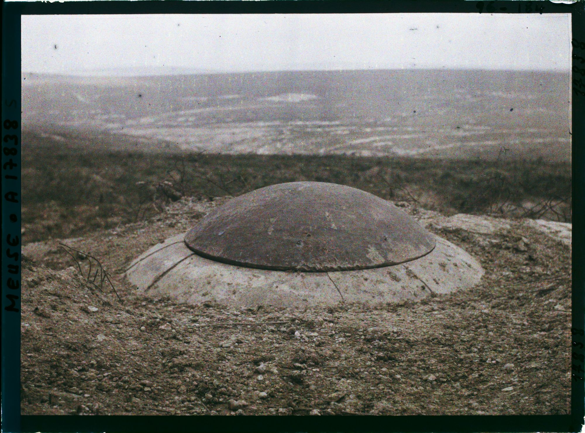 Image représentant France, Fort de Douaumont, Une coupole de 75 qui a résisté aux bombardements (fort de Douaumont)