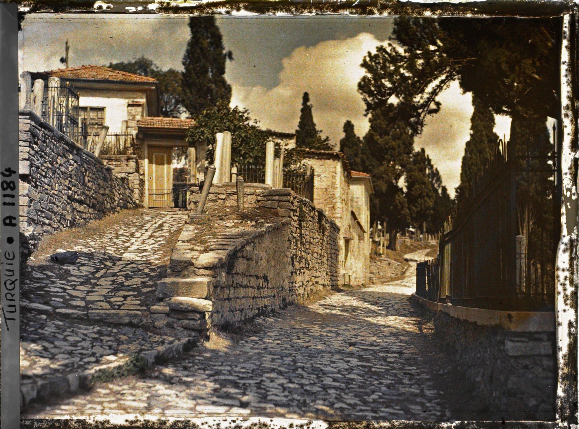 Image représentant Rue pavée montant vers le grand cimetière d'Eyüp
