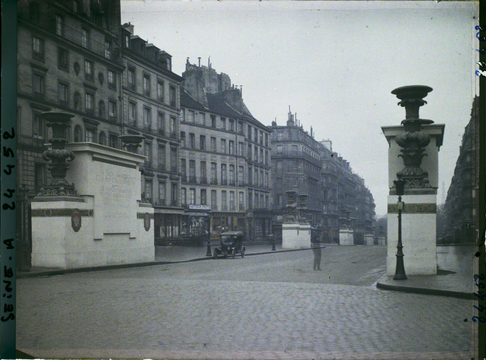 Image représentant La rue Soufflot décorée pour le Cinquantenaire de la IIIe République
