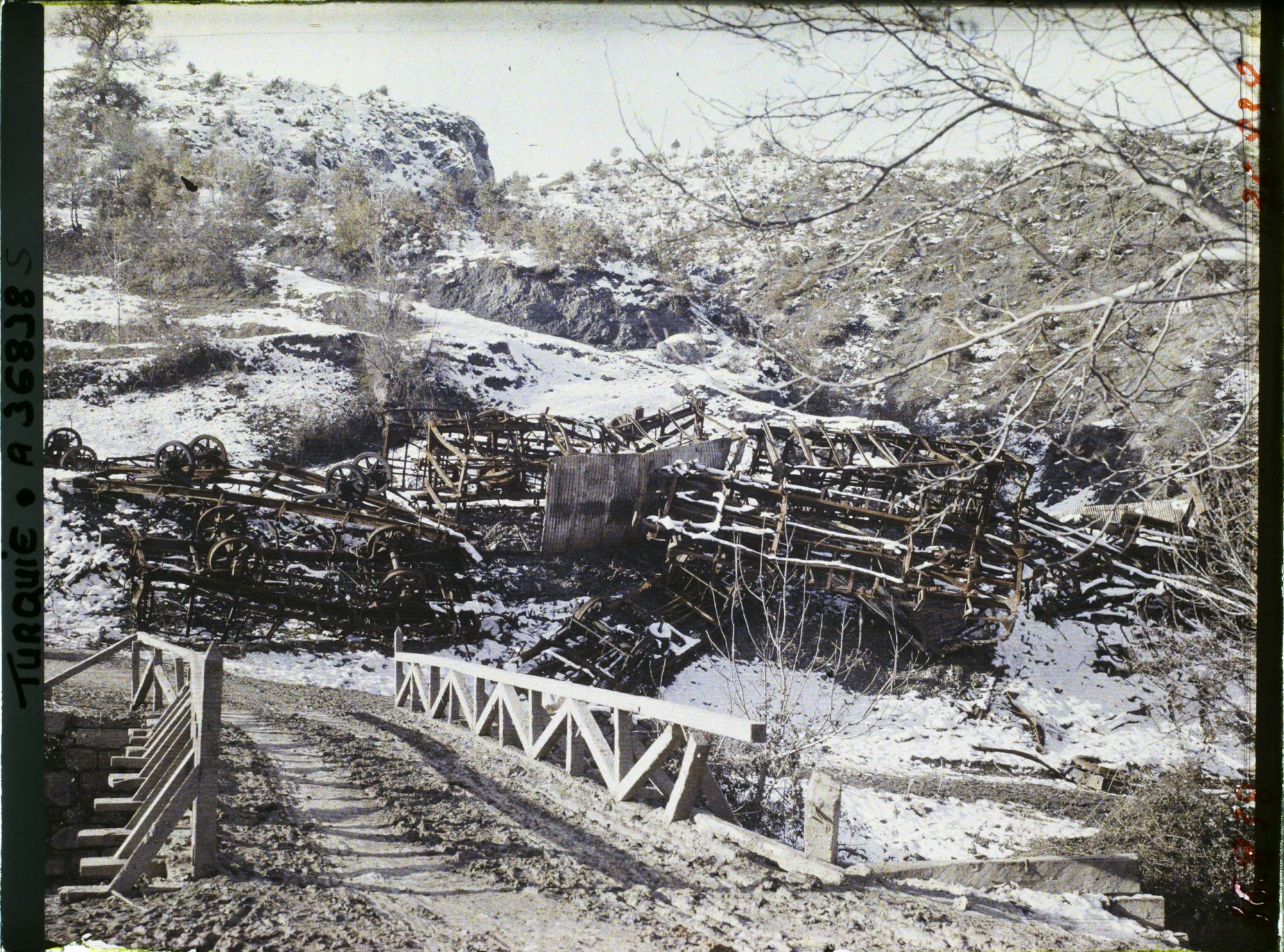 Image représentant Turquie, Entre Karakeui et Biledjik, Pont sur le Kara-Sou et  wagons détruits