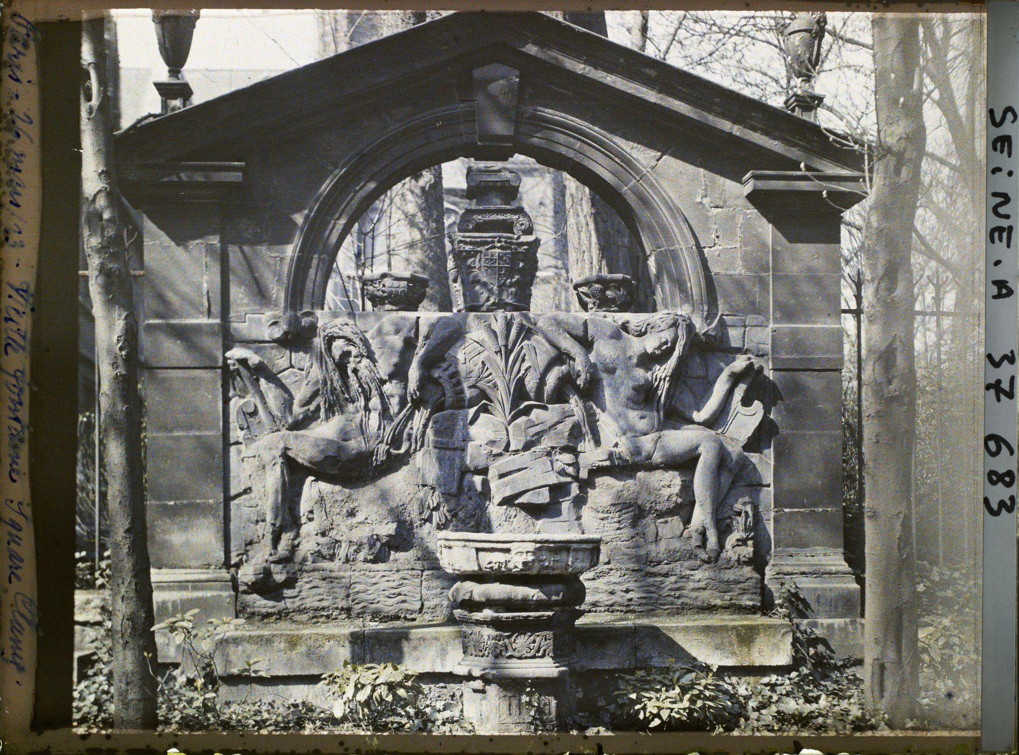 Image représentant Une fontaine dans le square de Cluny
