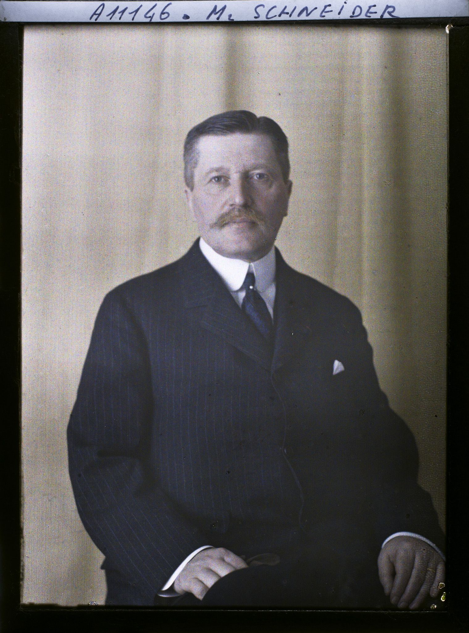 Image représentant https://musee-albert-kahn.s-museum.fr/home/NWQ2OTAwYzNmYjZlZTk1ZWQwODJmMjY4L2dlbmVyaWMtbm90aWNlLXRhYi9hdXRob3JpdHkvNjE3YTc5ZjVjZjhiODk2OGIzMzM3ZDIx/5d6900c3fb6ee95ed082f268/generic-notice-tab/authority/617a79ebcf8b8968b33377bf Monsieur Schneider