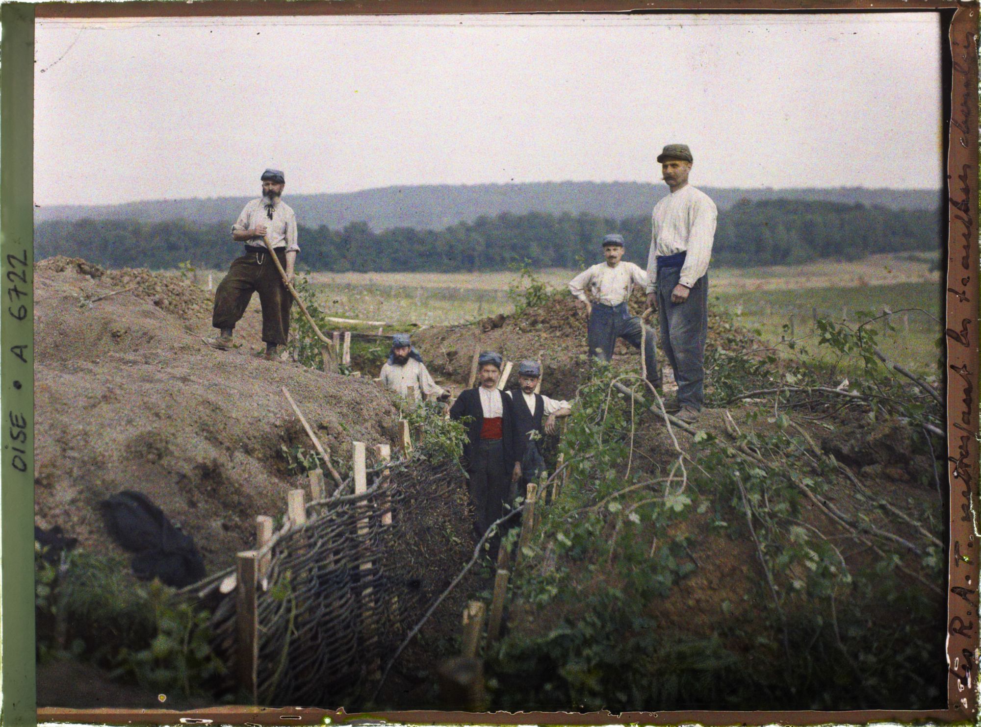 Image représentant Les R.A.T nettoyant les tranchées éboulées